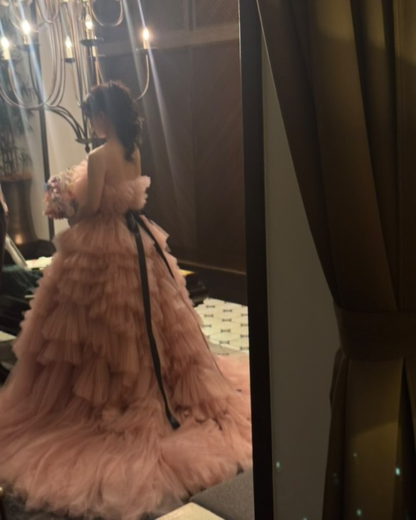 実例写真！カラードレス ピンク ベアトップ サッシュベルト 華やか 柔らかく重ねたチュールスカート 前撮り