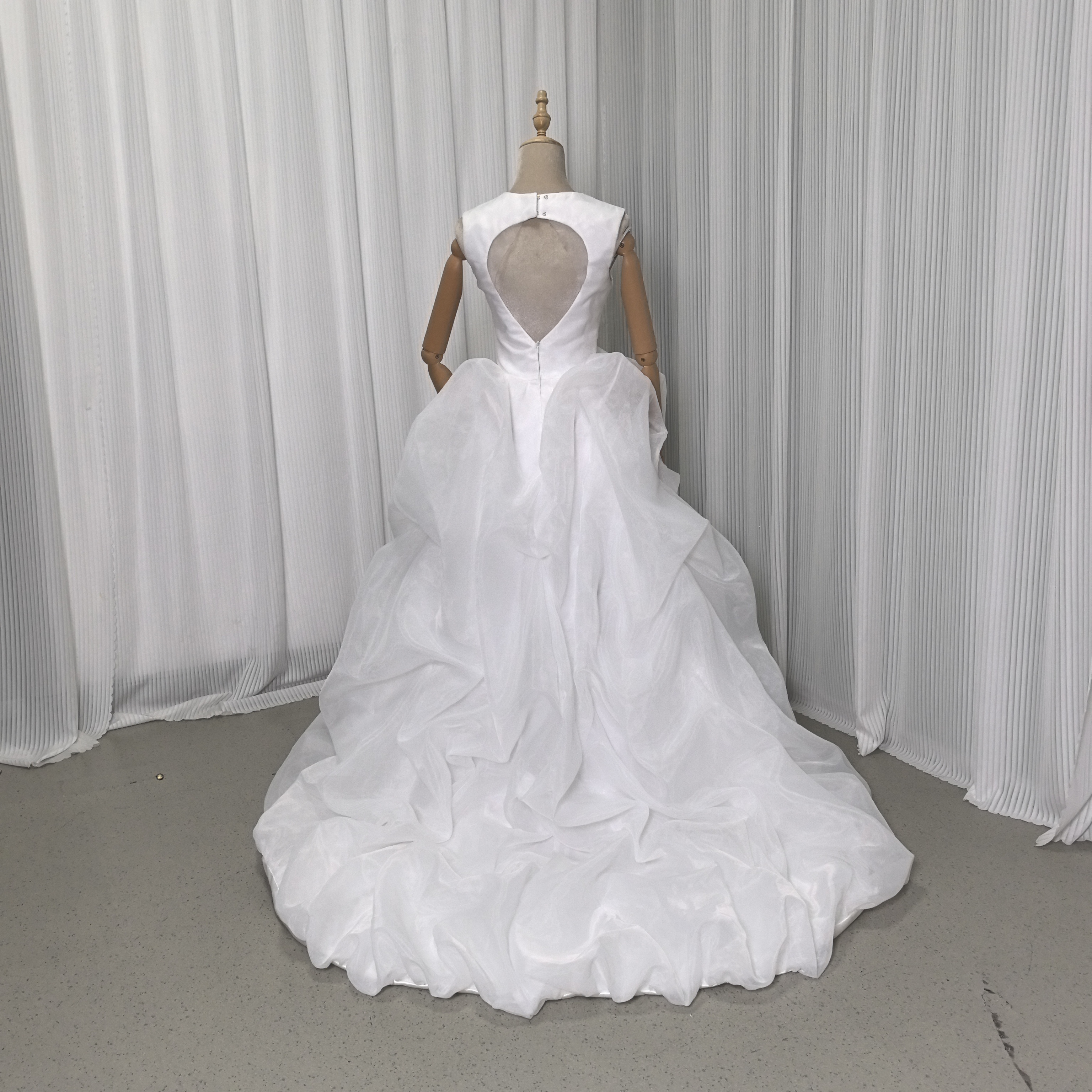 パーティードレス ノースリーブ 背中見せ ラッフルフリル フィッシュテール デザイン感 結婚式 前撮り