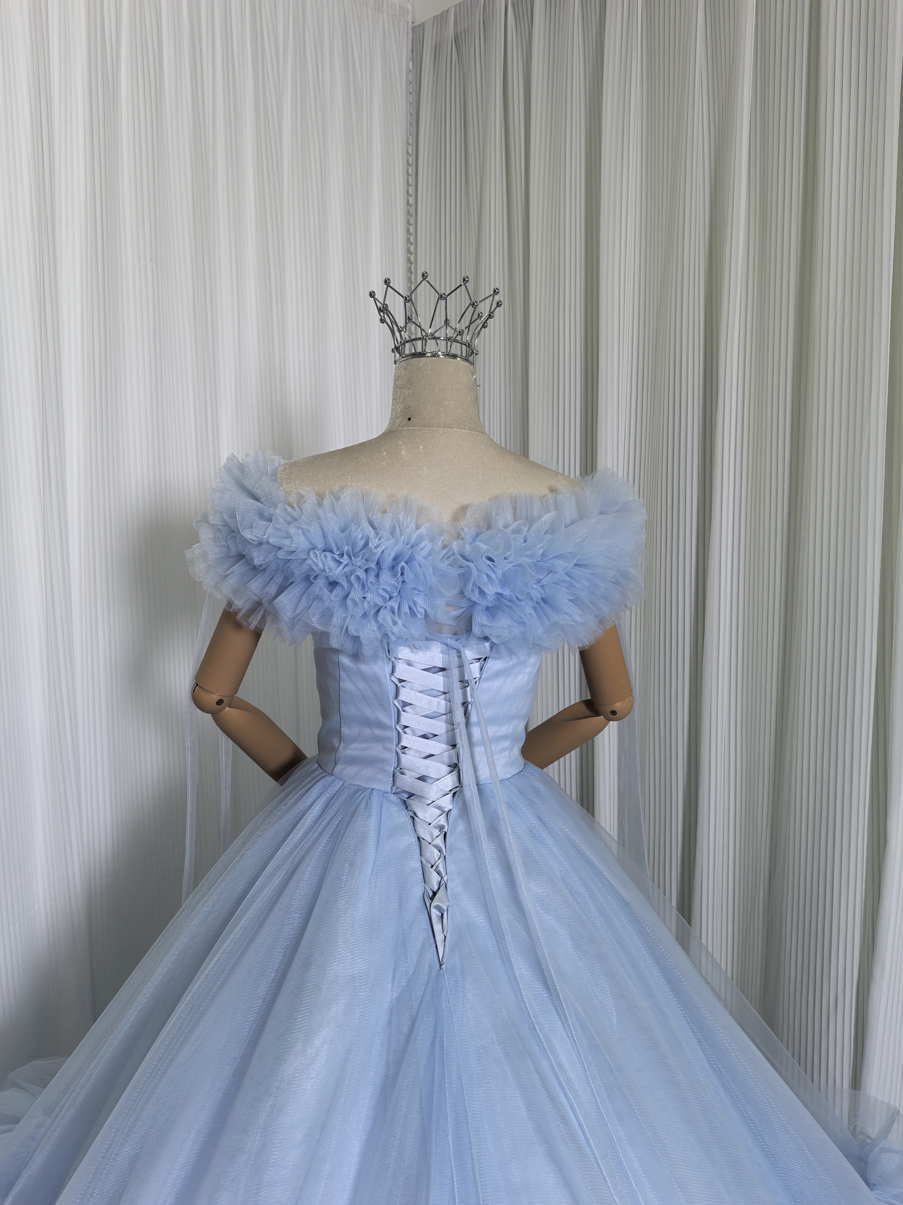 実例写真！カラードレス 爽やかで優しいブルー オフショルダー ラッフルフリル プリンセスライン 可愛い