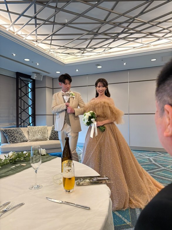 実例写真！優しい カラードレス オフショルダー シャンパン色 キラキラチュール サッシュベルト 披露宴/結婚式