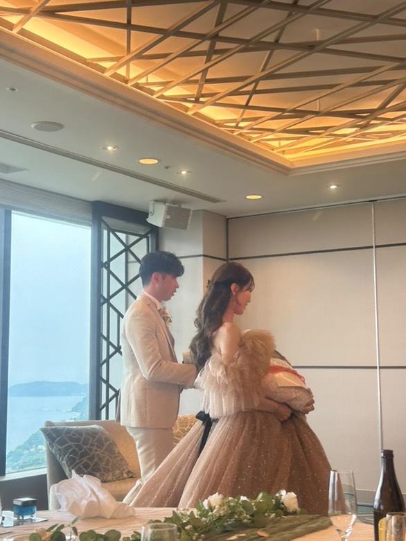 実例写真！優しい カラードレス オフショルダー シャンパン色 キラキラチュール サッシュベルト 披露宴/結婚式