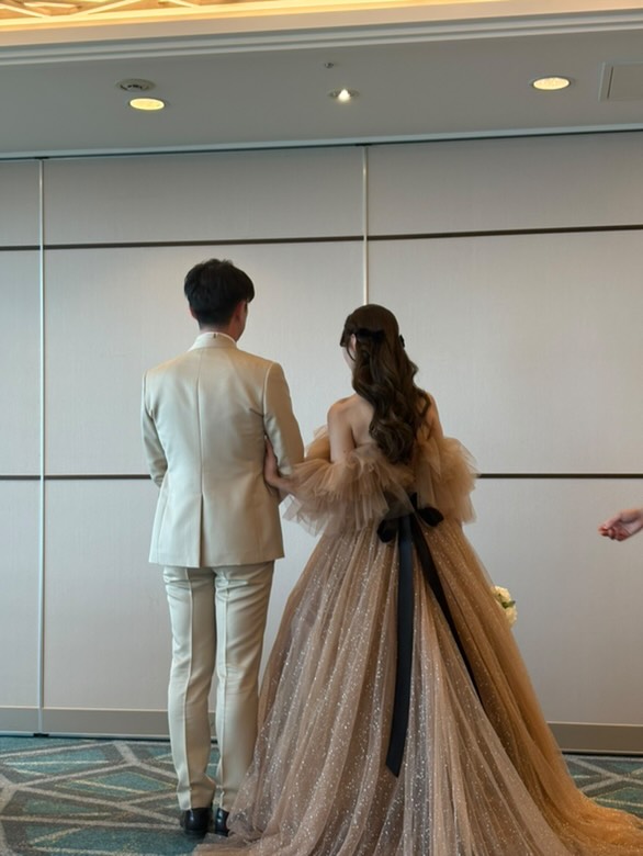 実例写真！優しい カラードレス オフショルダー シャンパン色 キラキラチュール サッシュベルト 披露宴/結婚式