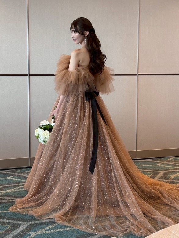 実例写真！優しい カラードレス オフショルダー シャンパン色 キラキラチュール サッシュベルト 披露宴/結婚式