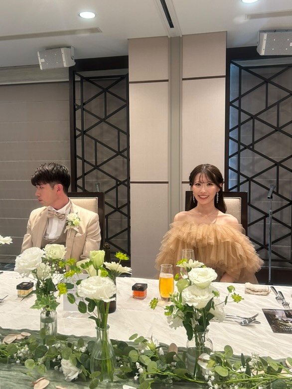 実例写真！優しい カラードレス オフショルダー シャンパン色 キラキラチュール サッシュベルト 披露宴/結婚式