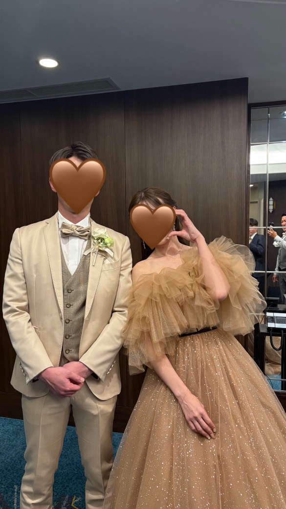 実例写真！優しい カラードレス オフショルダー シャンパン色 キラキラチュール サッシュベルト 披露宴/結婚式