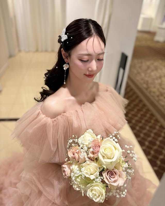 実例写真！カラードレス ピンク オフショルダー オーバースカート もこもこドレス ボリュームドレス 可愛い 前撮り