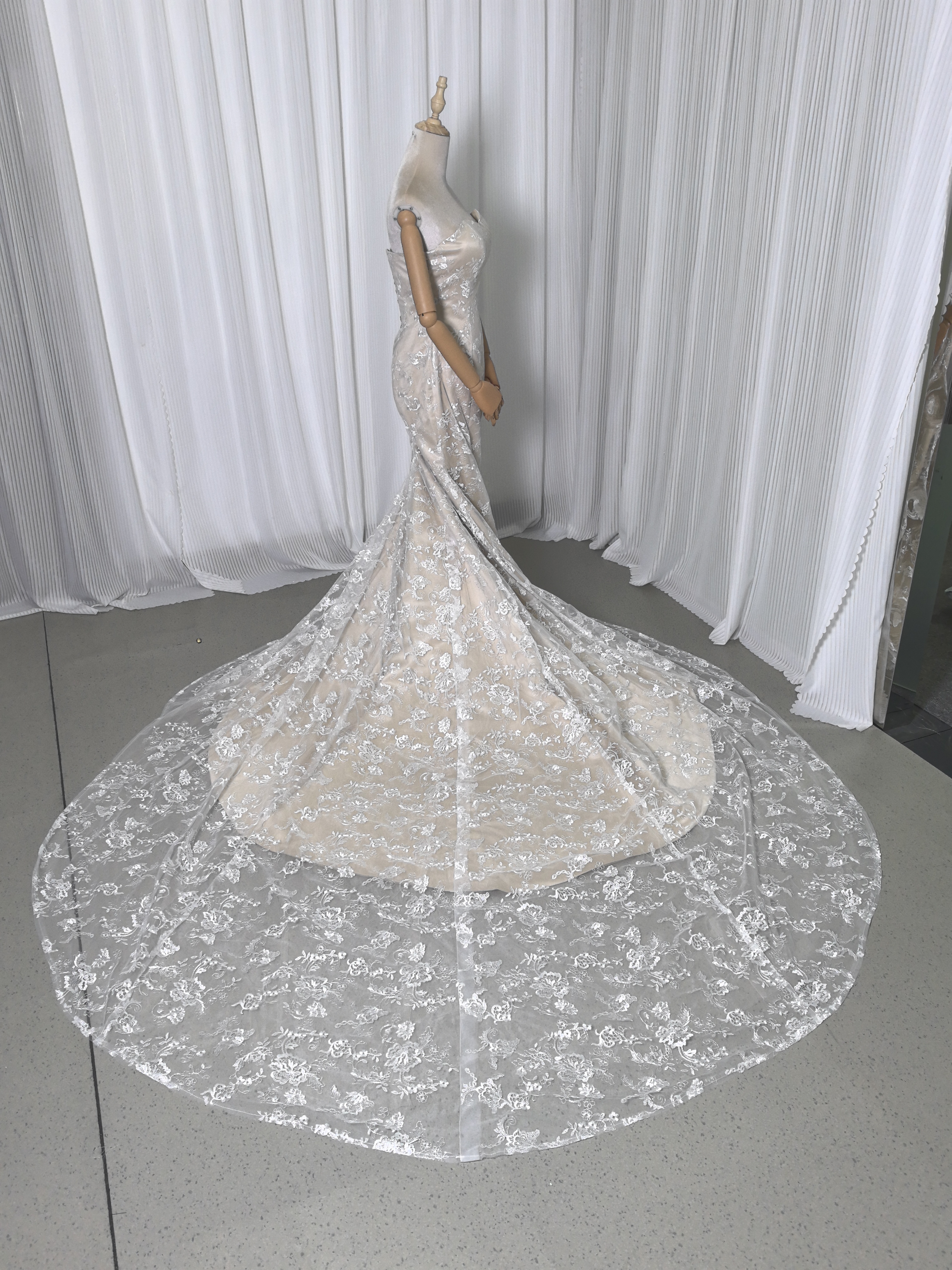 美品！ウエディングドレス ベージュ マーメイドライン 贅沢な小花総レース 華やかなトレーン 花嫁