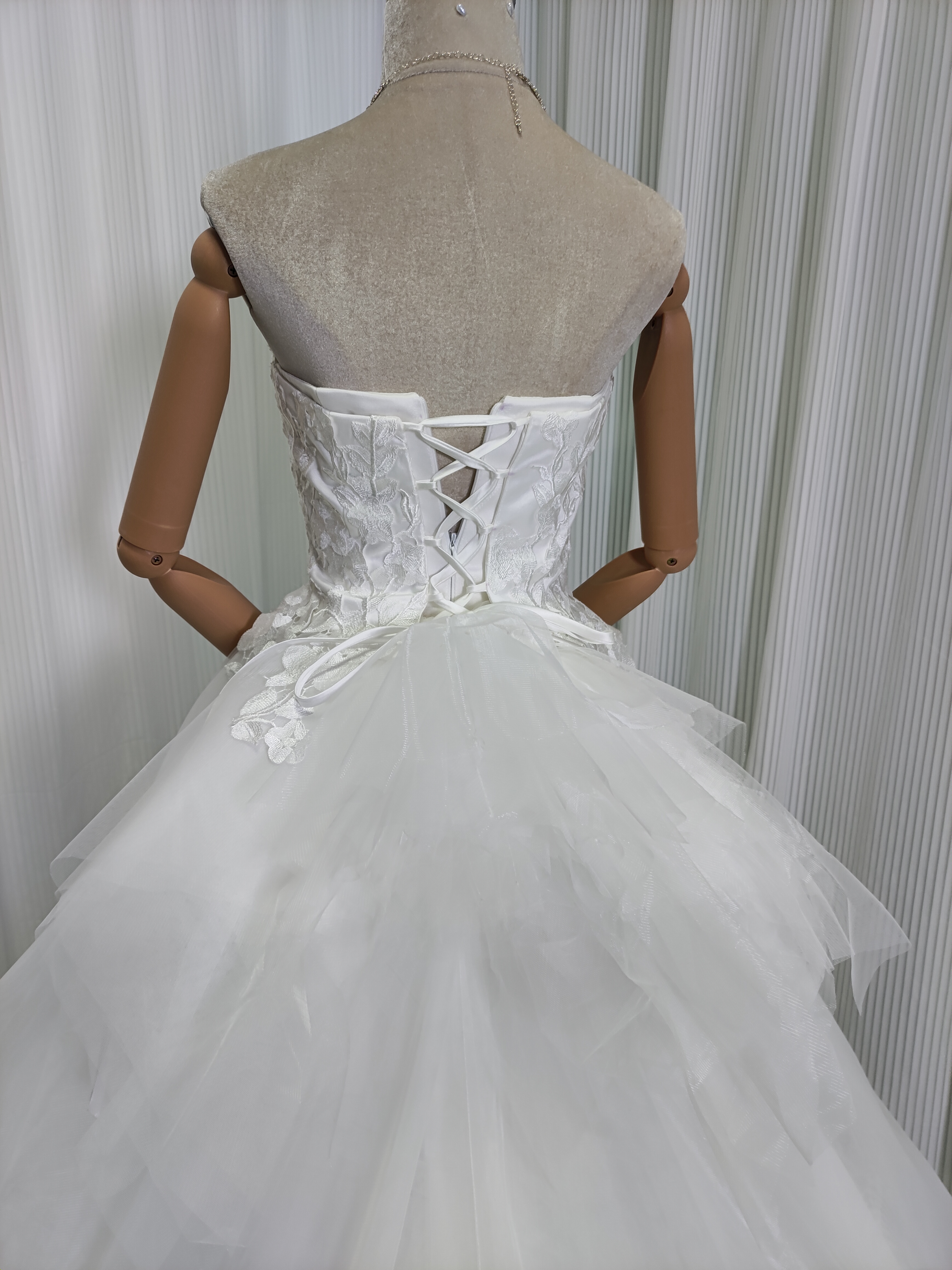 ウェディングドレス リーフ刺繍 ベアトップ Aライン 編み上げ バックリボン クラシカル 結婚式