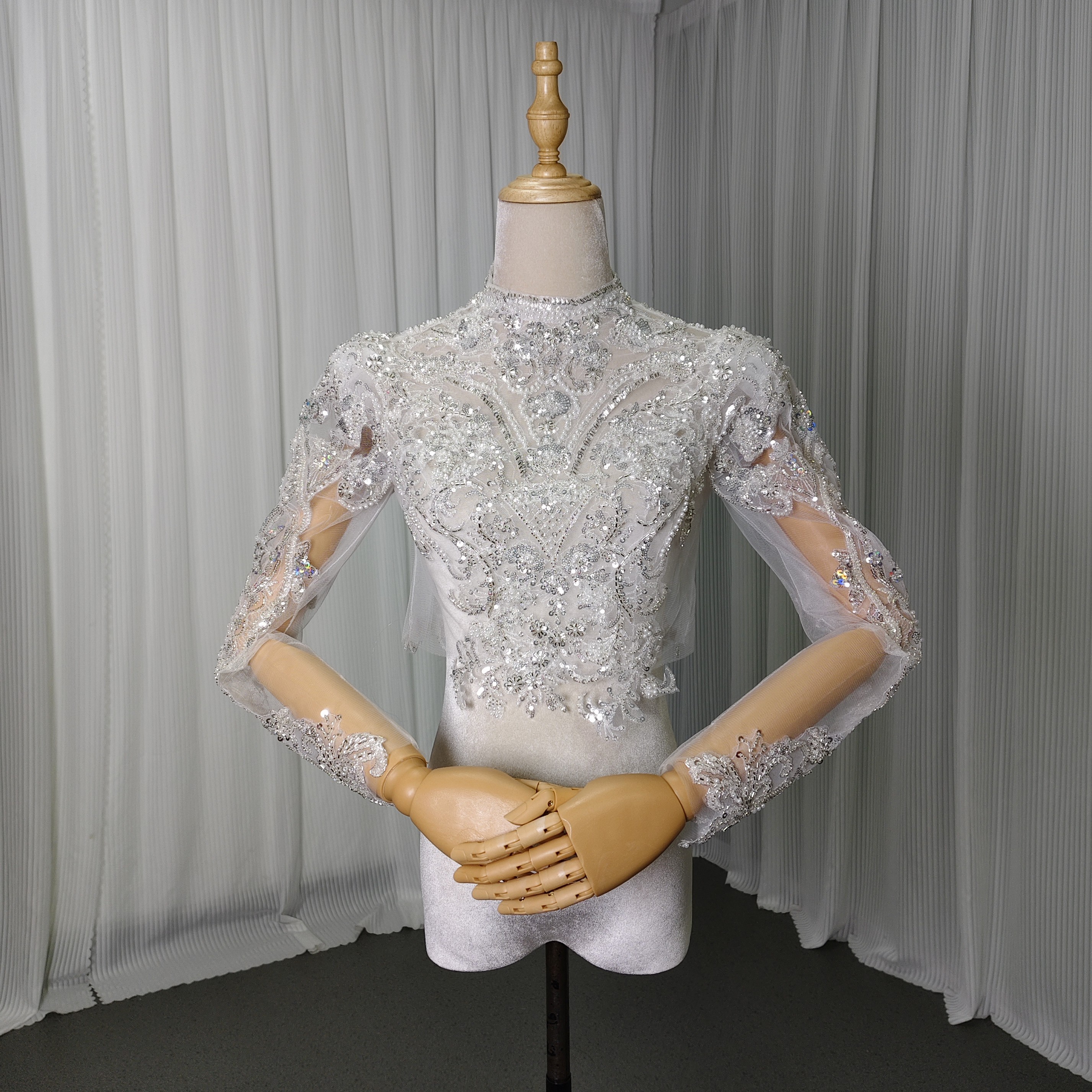 幻想的な輝きトップス ボレロ 長袖 キラキラ光る刺繍 くるみボタン パール 結婚式/披露宴