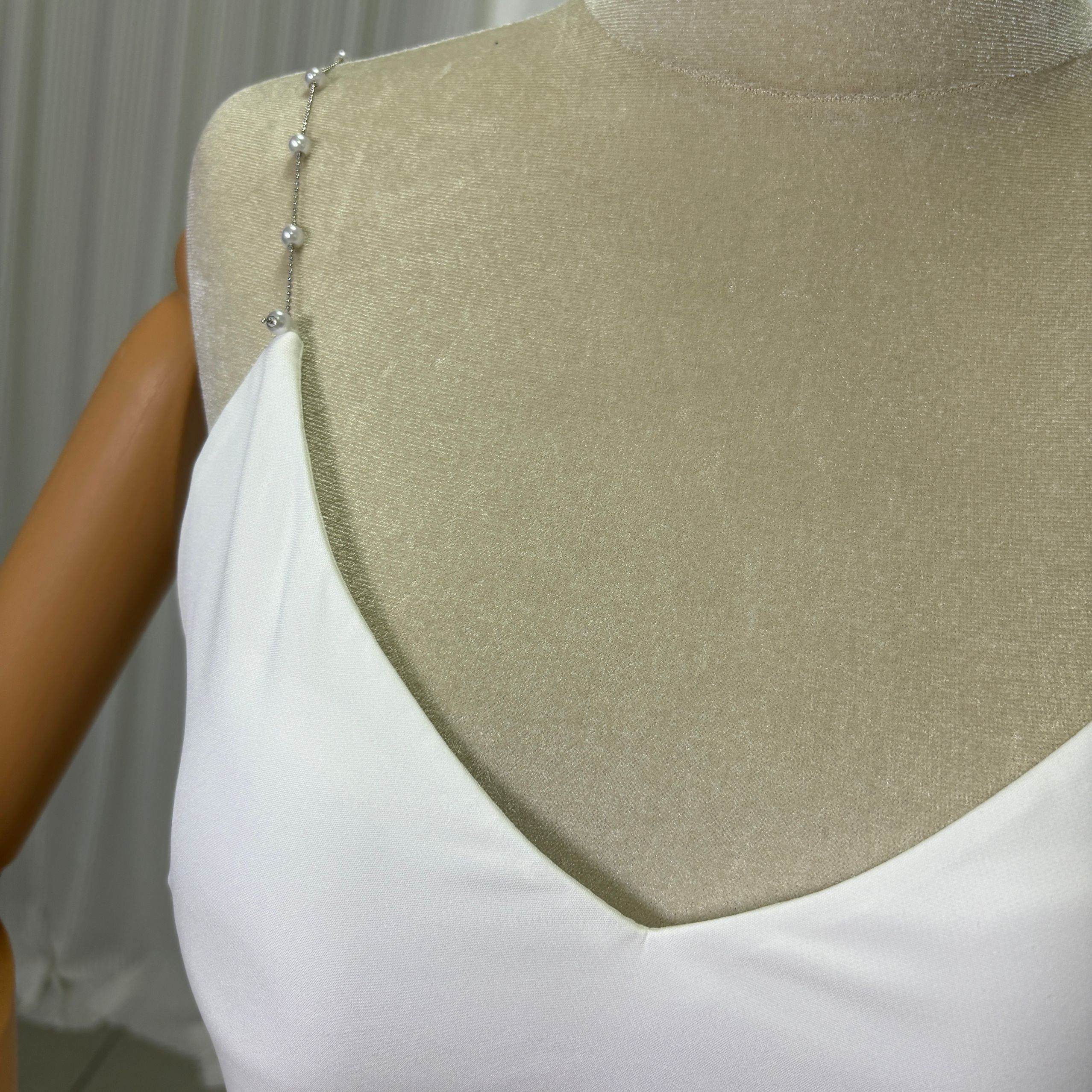 パーティードレス Vネック キャミソール ビーズ オフホワイト 色直し 前撮り 二次会