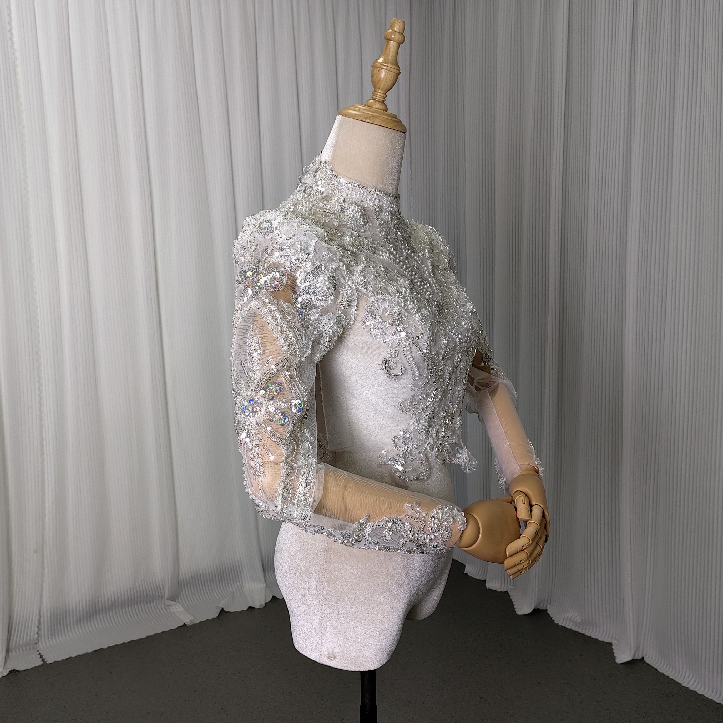 幻想的な輝きトップス ボレロ 長袖 キラキラ光る刺繍 くるみボタン パール 結婚式/披露宴