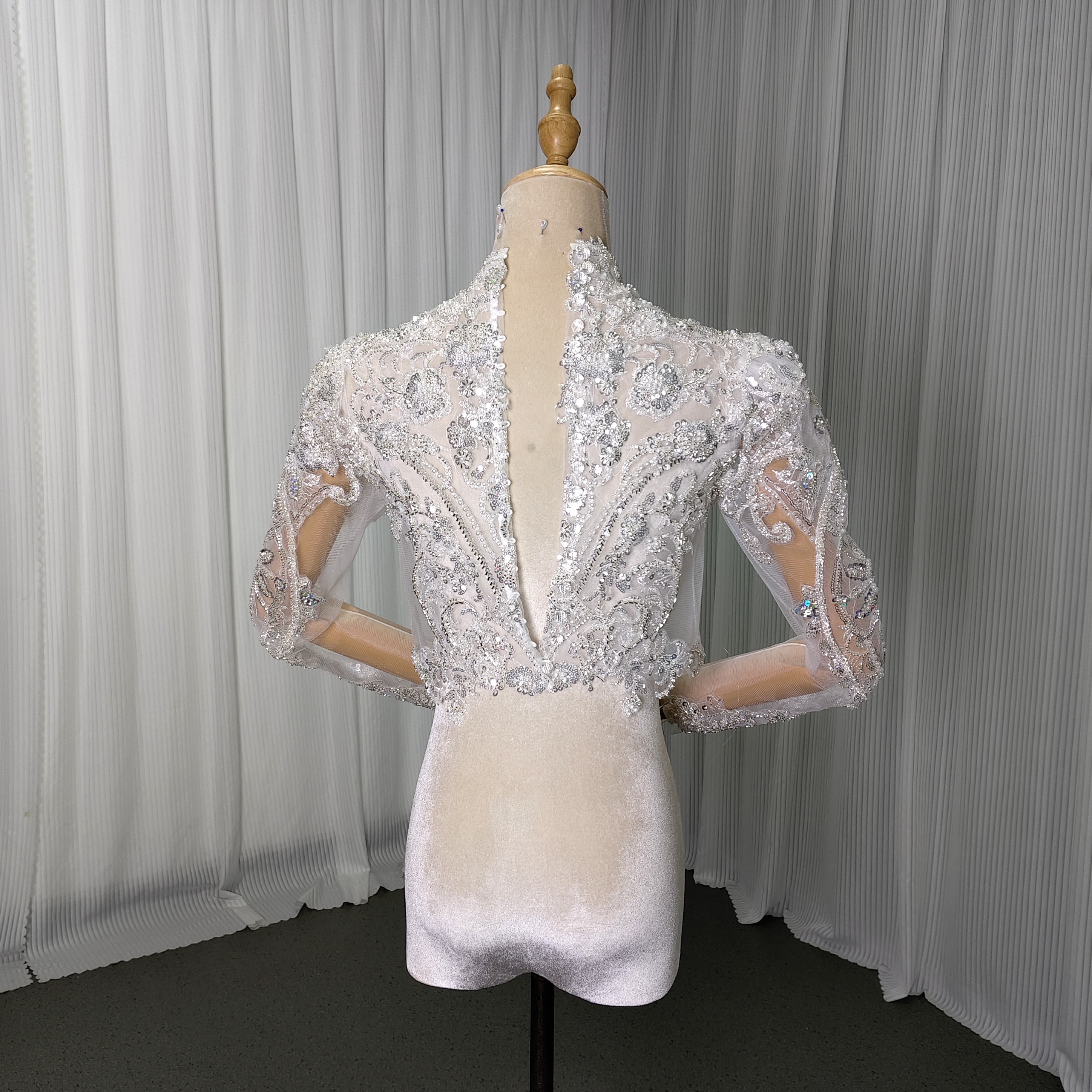 幻想的な輝きトップス ボレロ 長袖 キラキラ光る刺繍 くるみボタン パール 結婚式/披露宴