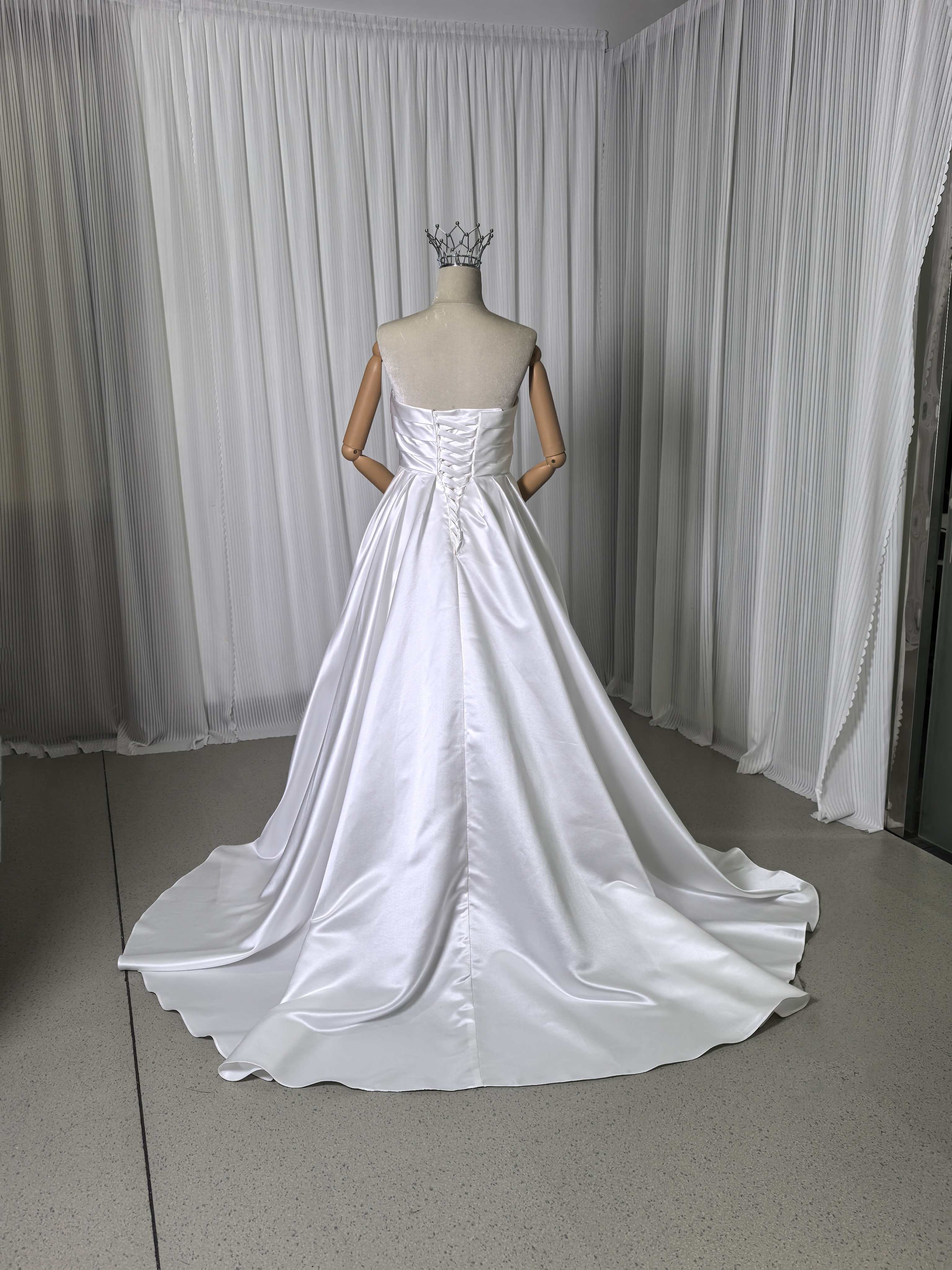 ウェディングドレス ベアトップ 光沢サテン 編み上げ 細見えシルエット 可愛い 花嫁