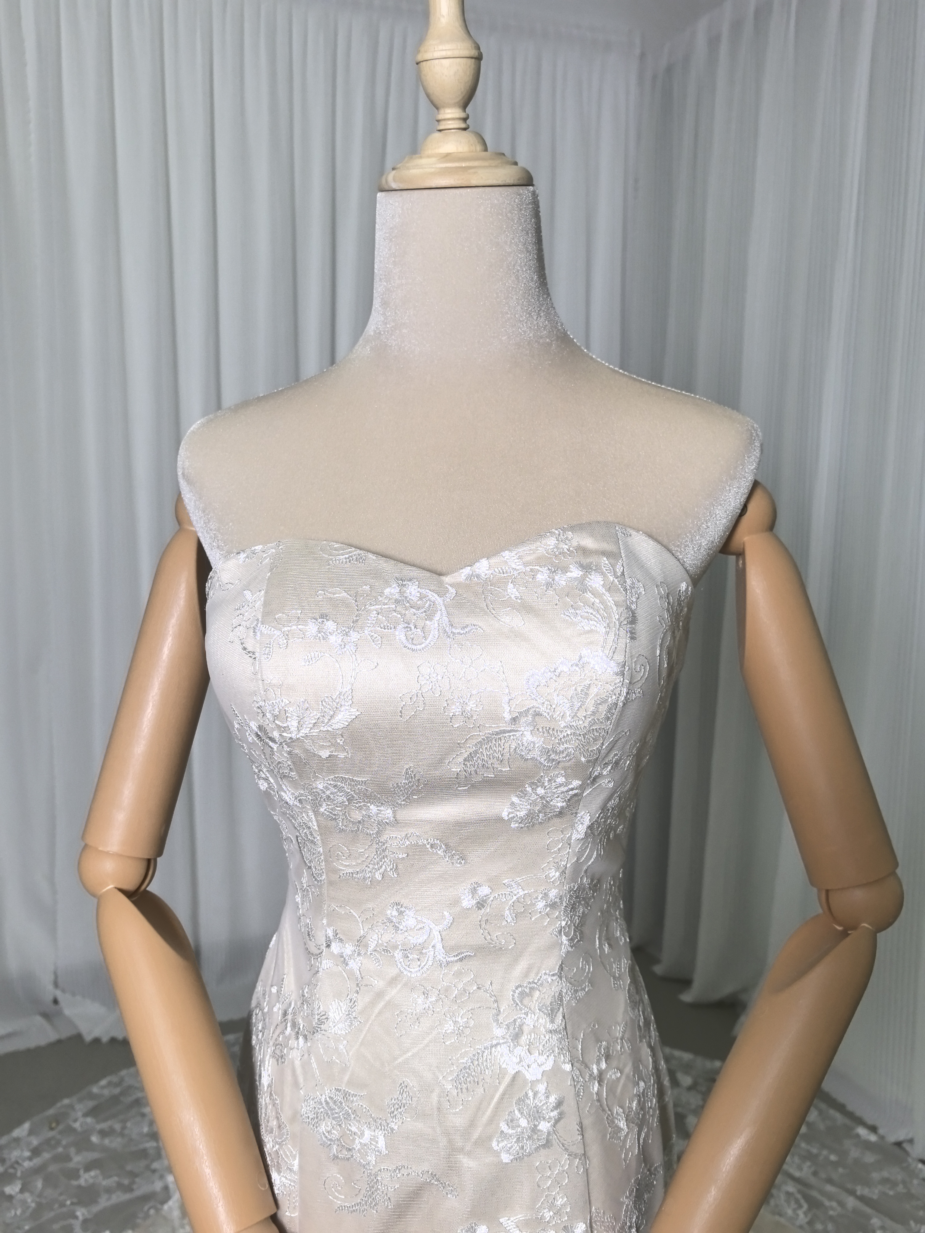 美品！ウエディングドレス ベージュ マーメイドライン 贅沢な小花総レース 華やかなトレーン 花嫁
