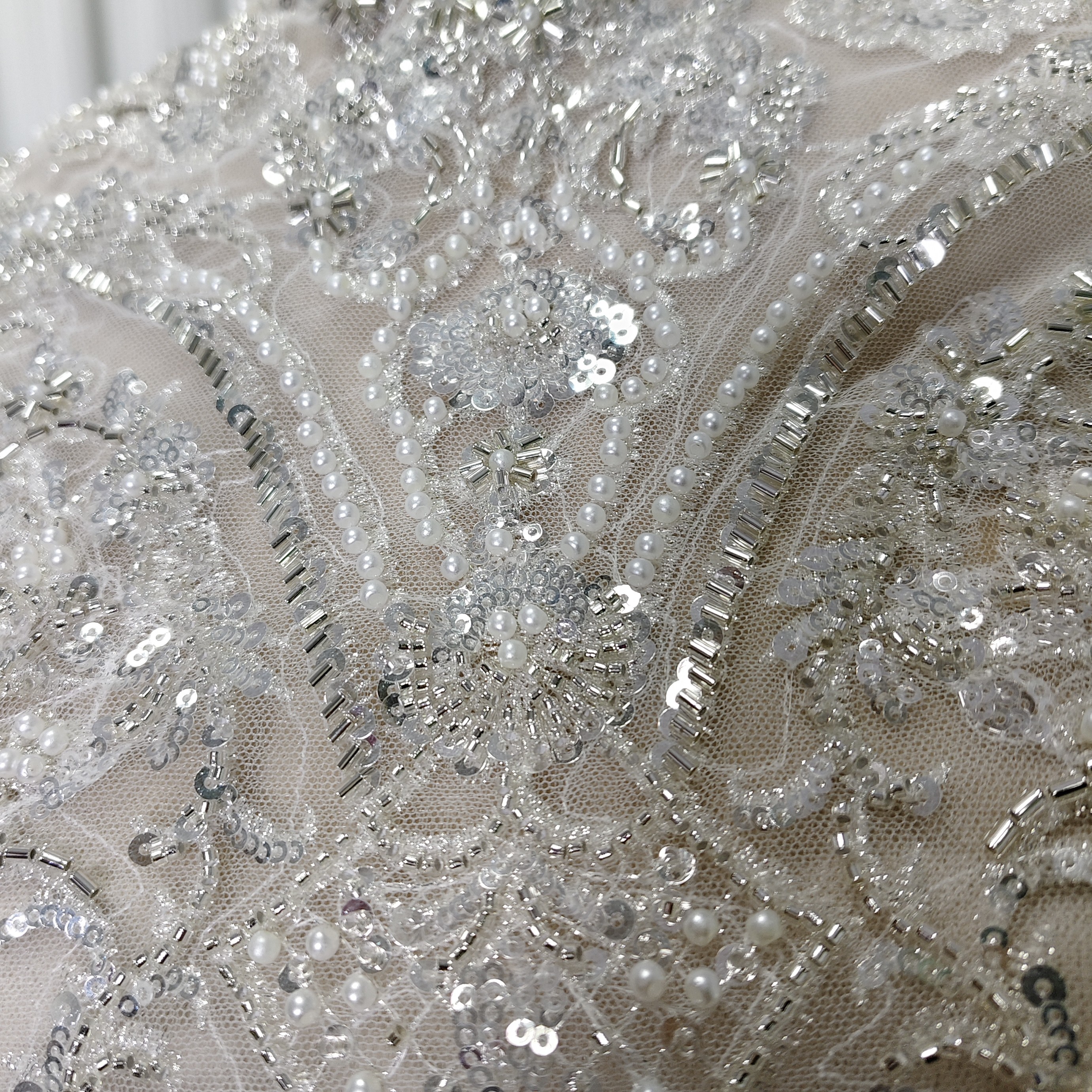 幻想的な輝きトップス ボレロ 長袖 キラキラ光る刺繍 くるみボタン パール 結婚式/披露宴