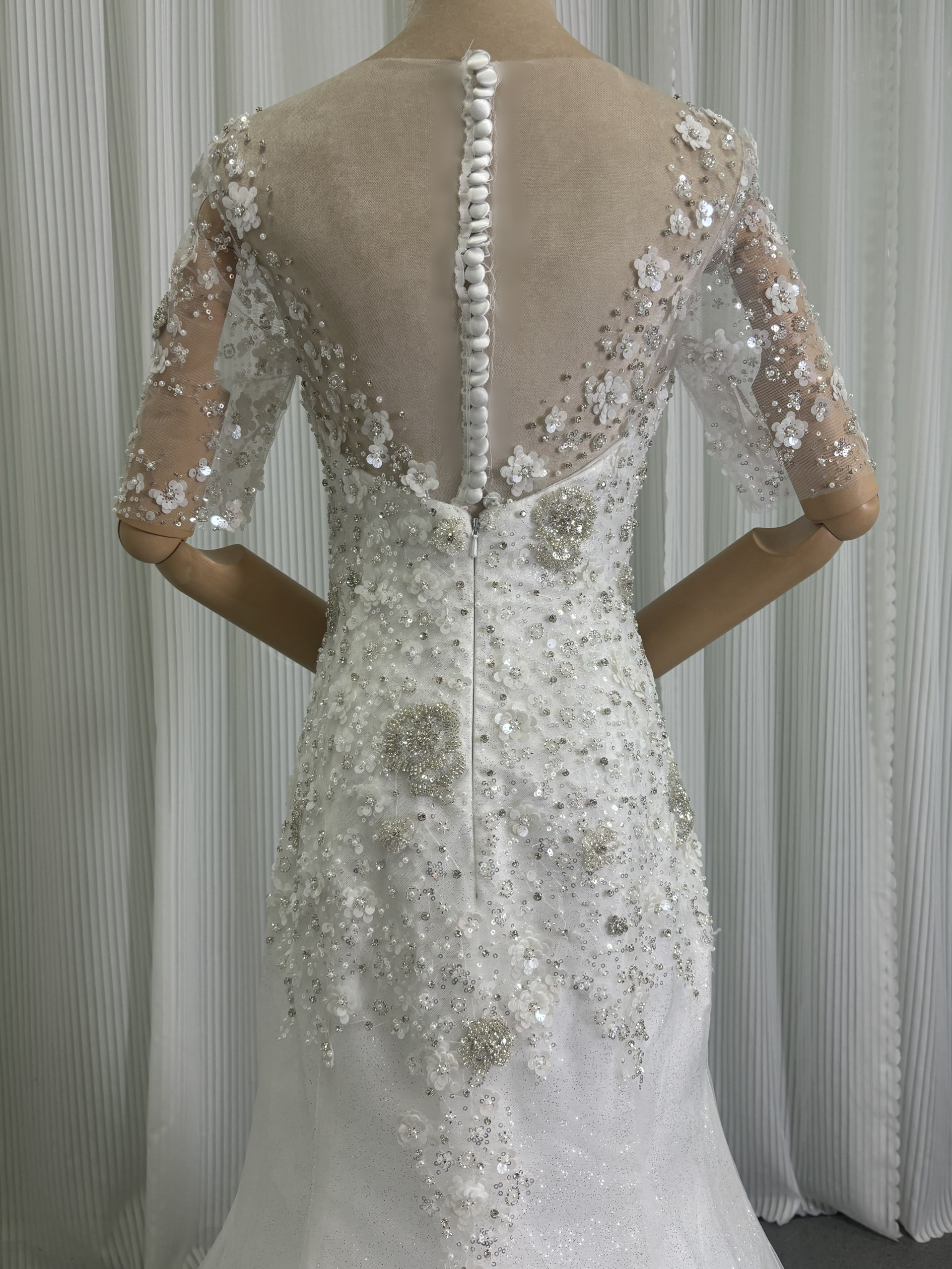 ウエディングドレス 3D立体レース刺繍 半袖 キラキラグリッターチュール マーメイドライン くるみボタン 結婚式