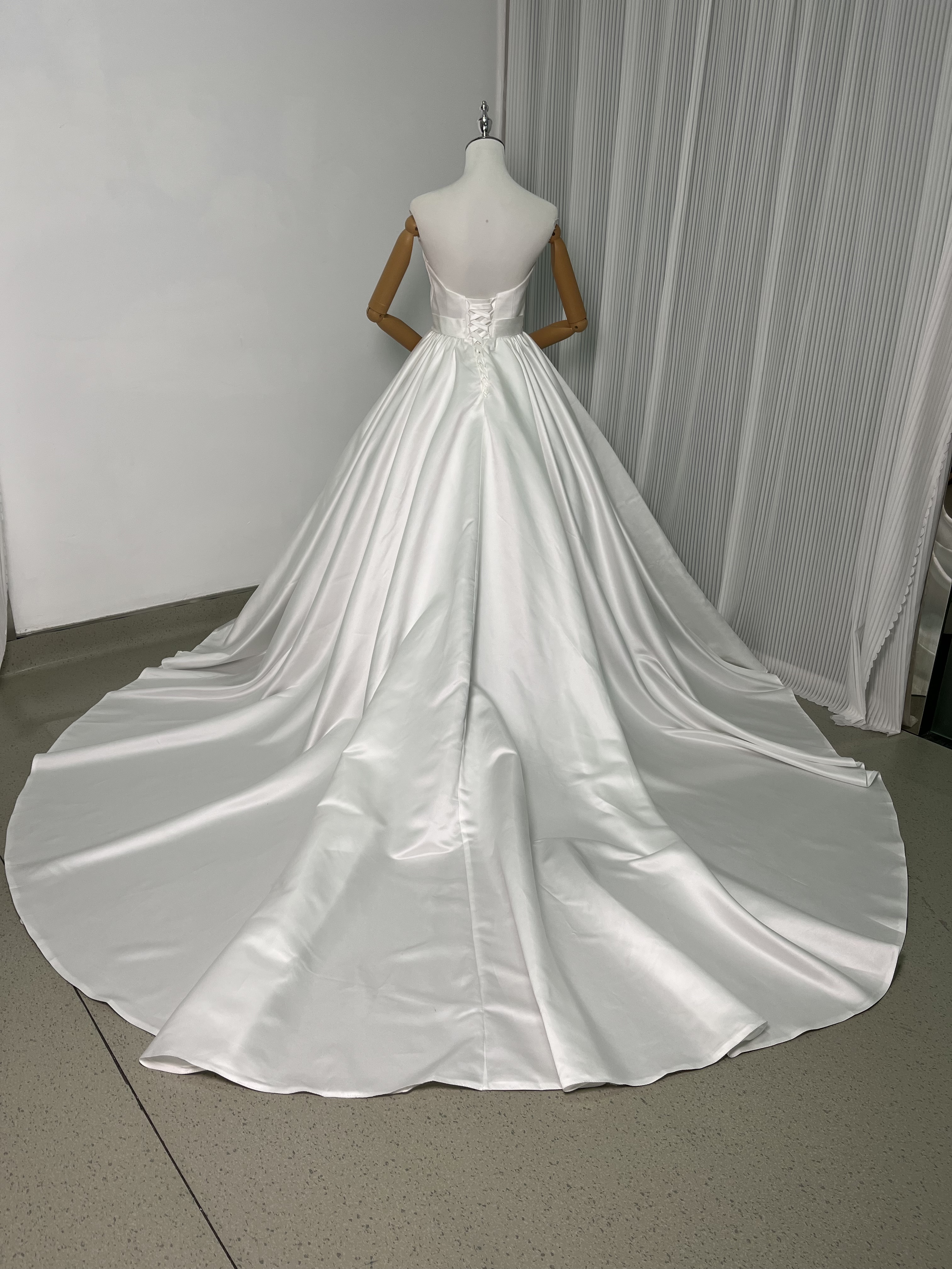 ウェディングドレス ベアトップ 光沢サテン 優しい ふわふわ ロングトレーン 編み上げ 結婚式