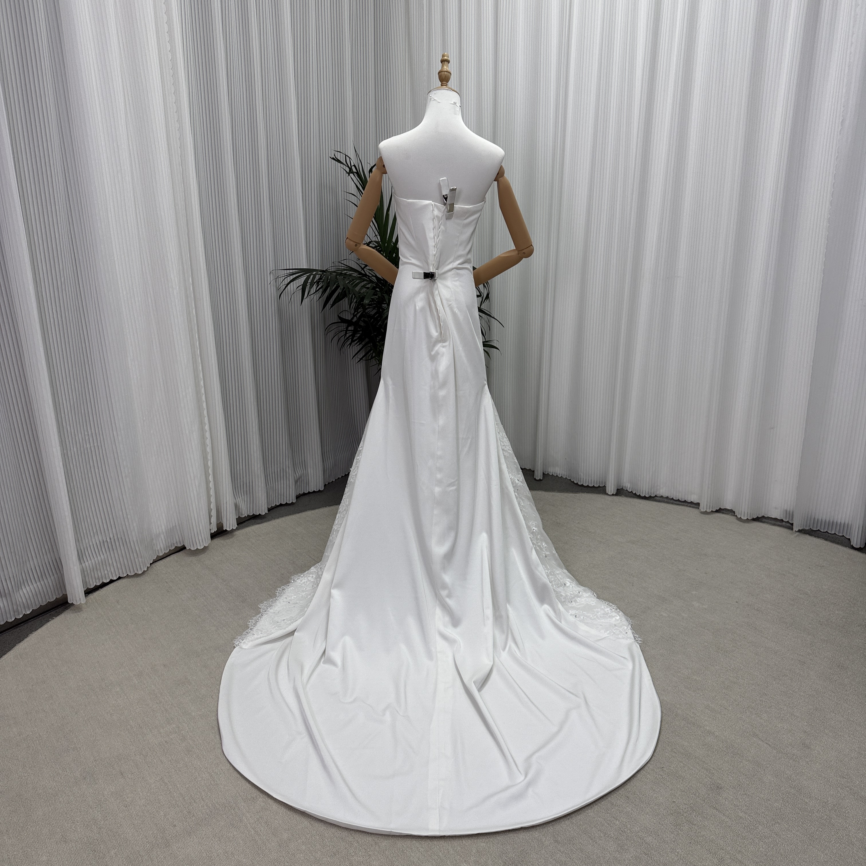 フランス風 ウェディングドレス 優雅なシルエット ベアトップ キラキラ光る刺繍 短トレーン 結婚式