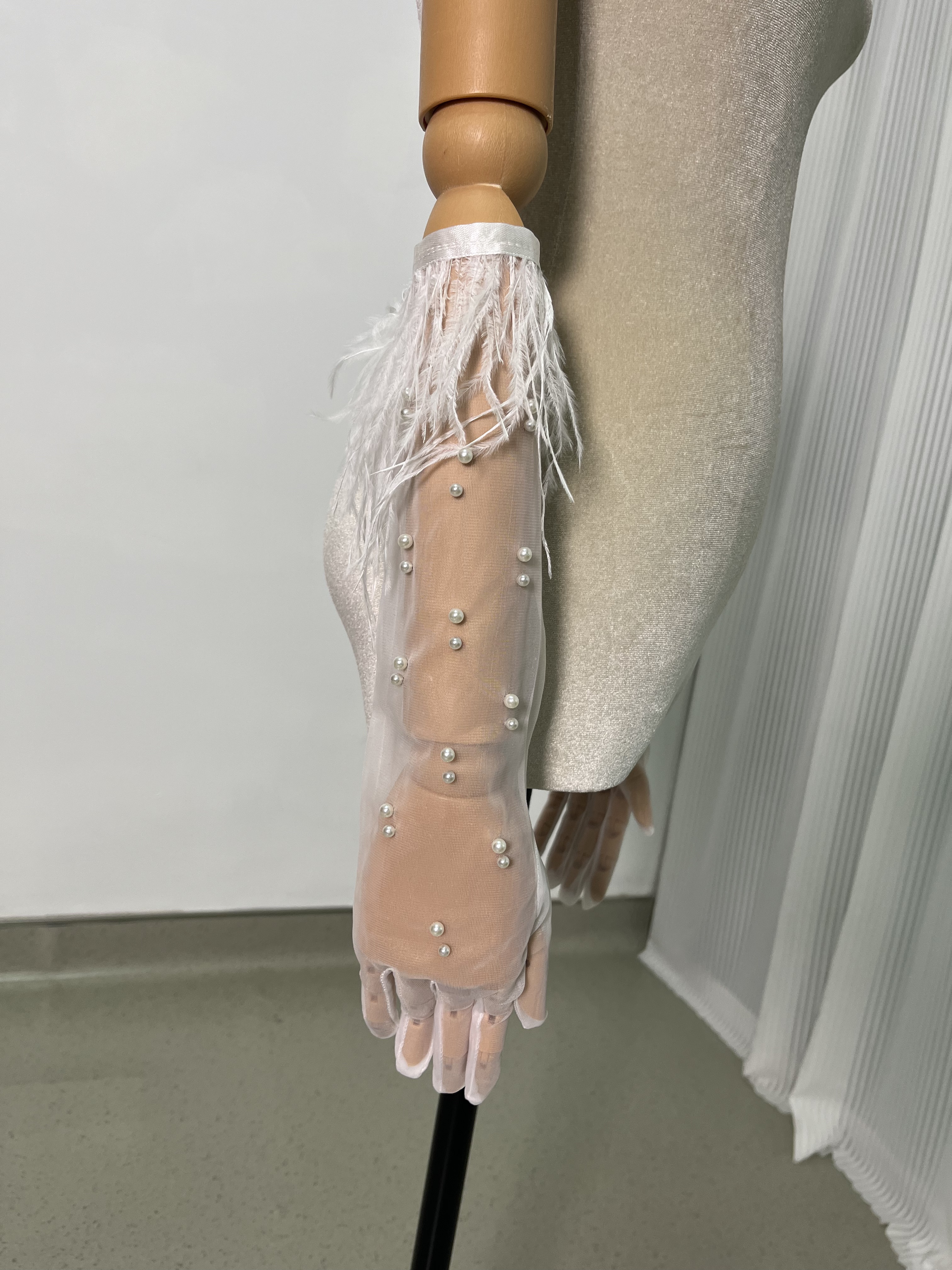 ウエディンググローブ ショートグローブ 指あり フェザー ビーズ 花嫁手袋 ウェディング小物