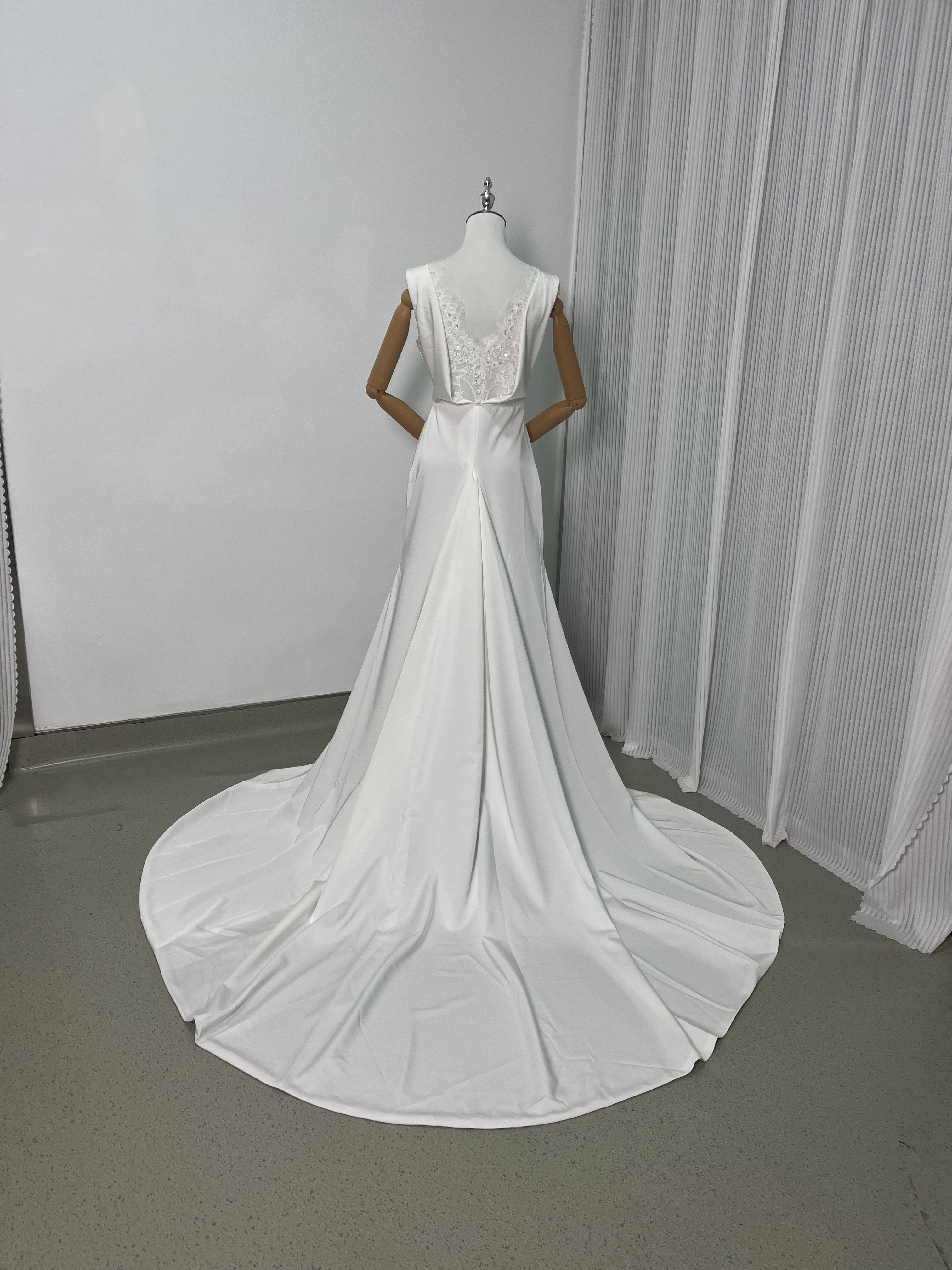 高品質！ウェディングドレス Vネック ノースリーブ 美しいバックレース 細見えシルエット 二次会