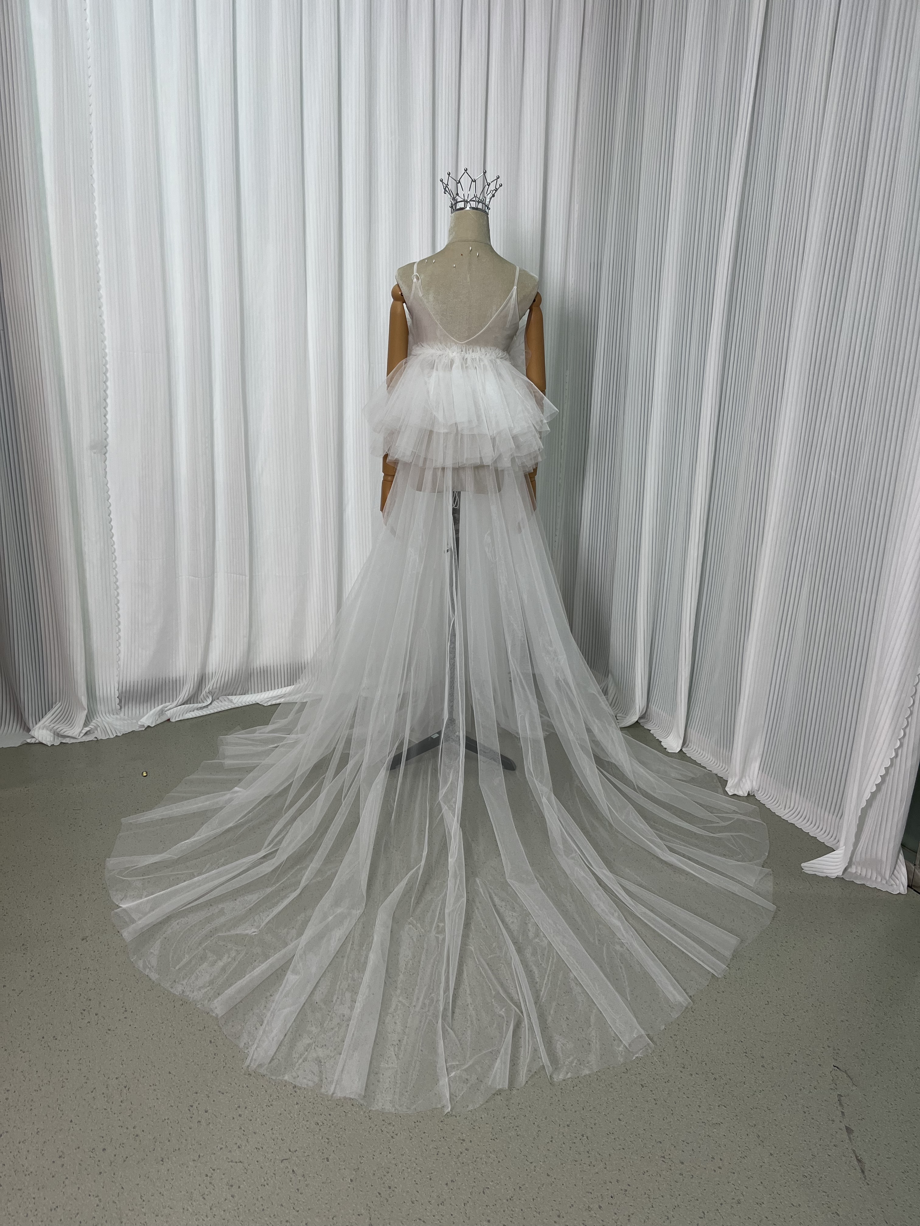 人気上昇！オーバードレス オフホワイト ソフトチュール ラッフルフリル 可愛い 前撮り 妊婦