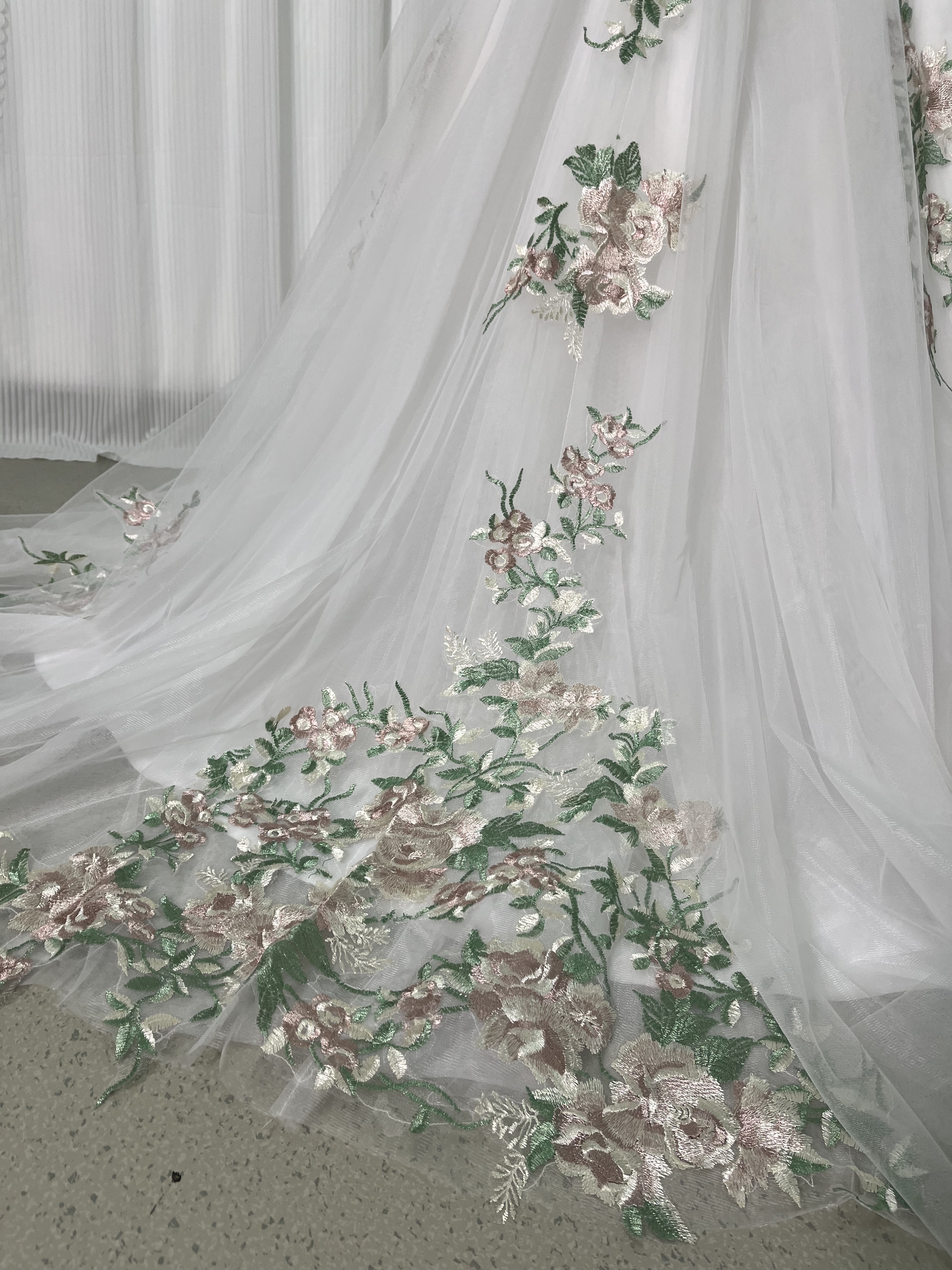 ウェディングドレス Vネック 美しい花レース 背中見せ 編み上げ 結婚式 前撮り