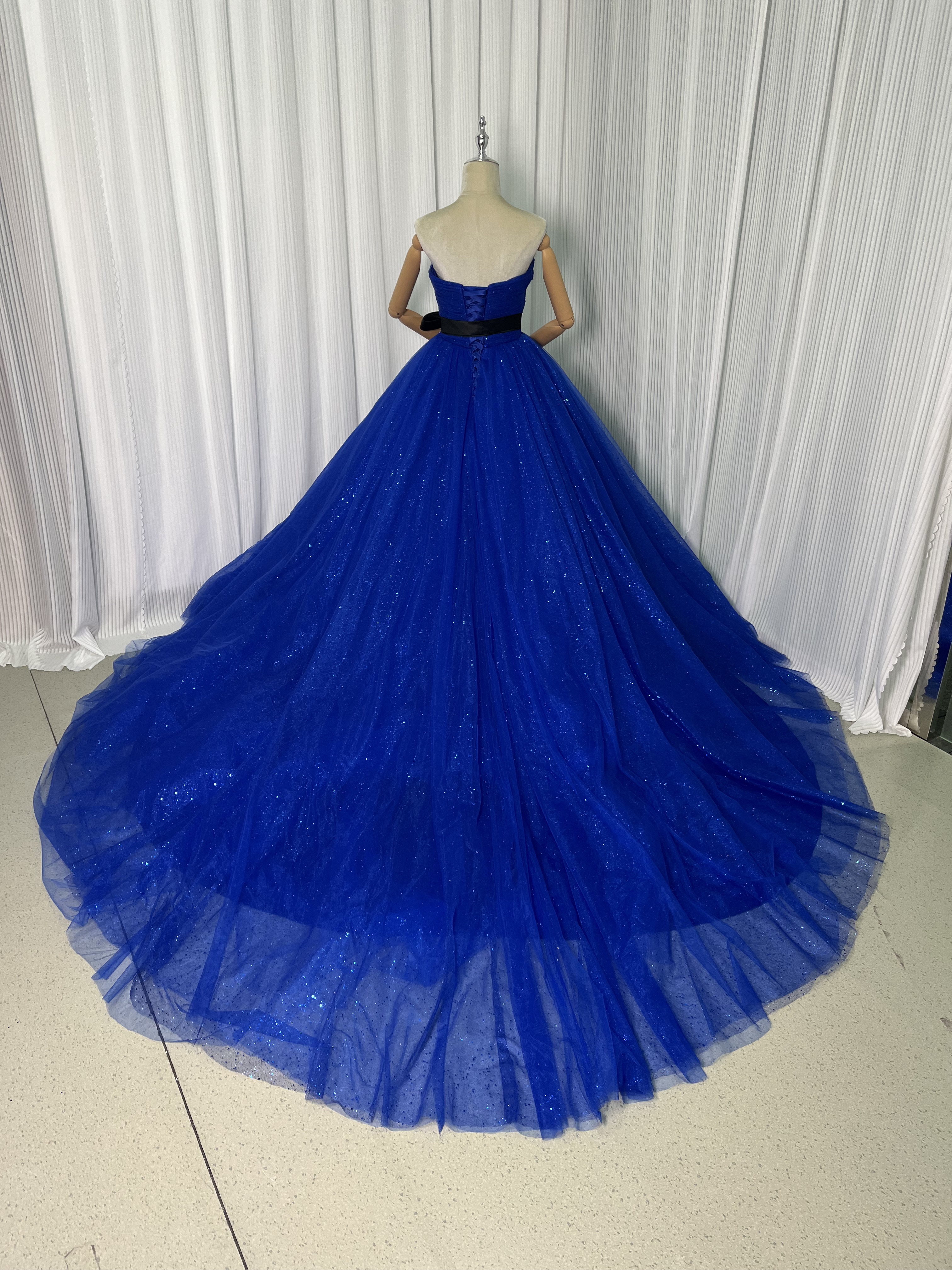 カラードレス ジュエルブルー ベアトップ キラキラチュール ベルト 編み上げ 披露宴