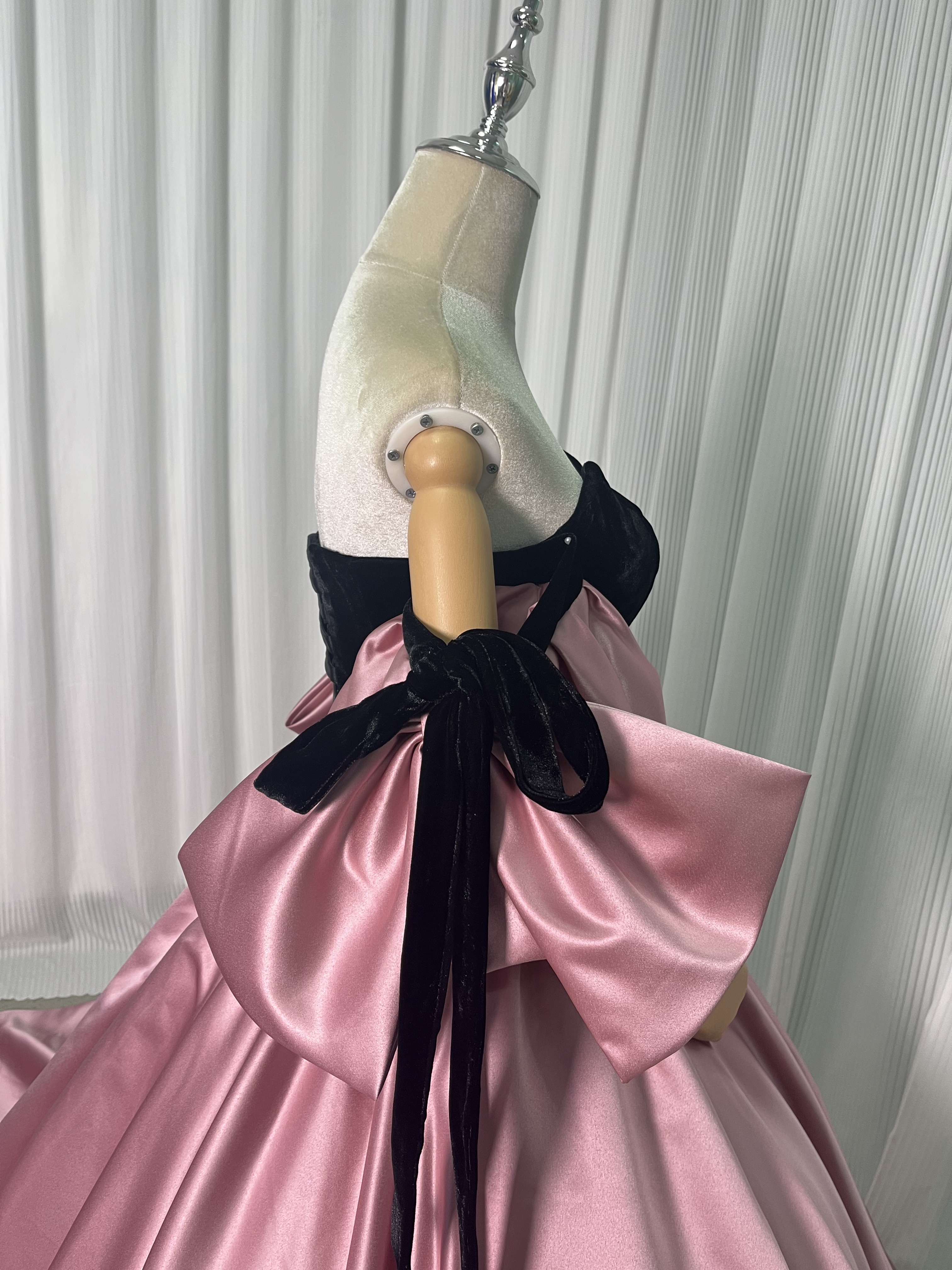 カラードレス ピンク 光沢サテン 黒 ビロード オフショルダー 編み上げ ふわふわドレス 前撮り