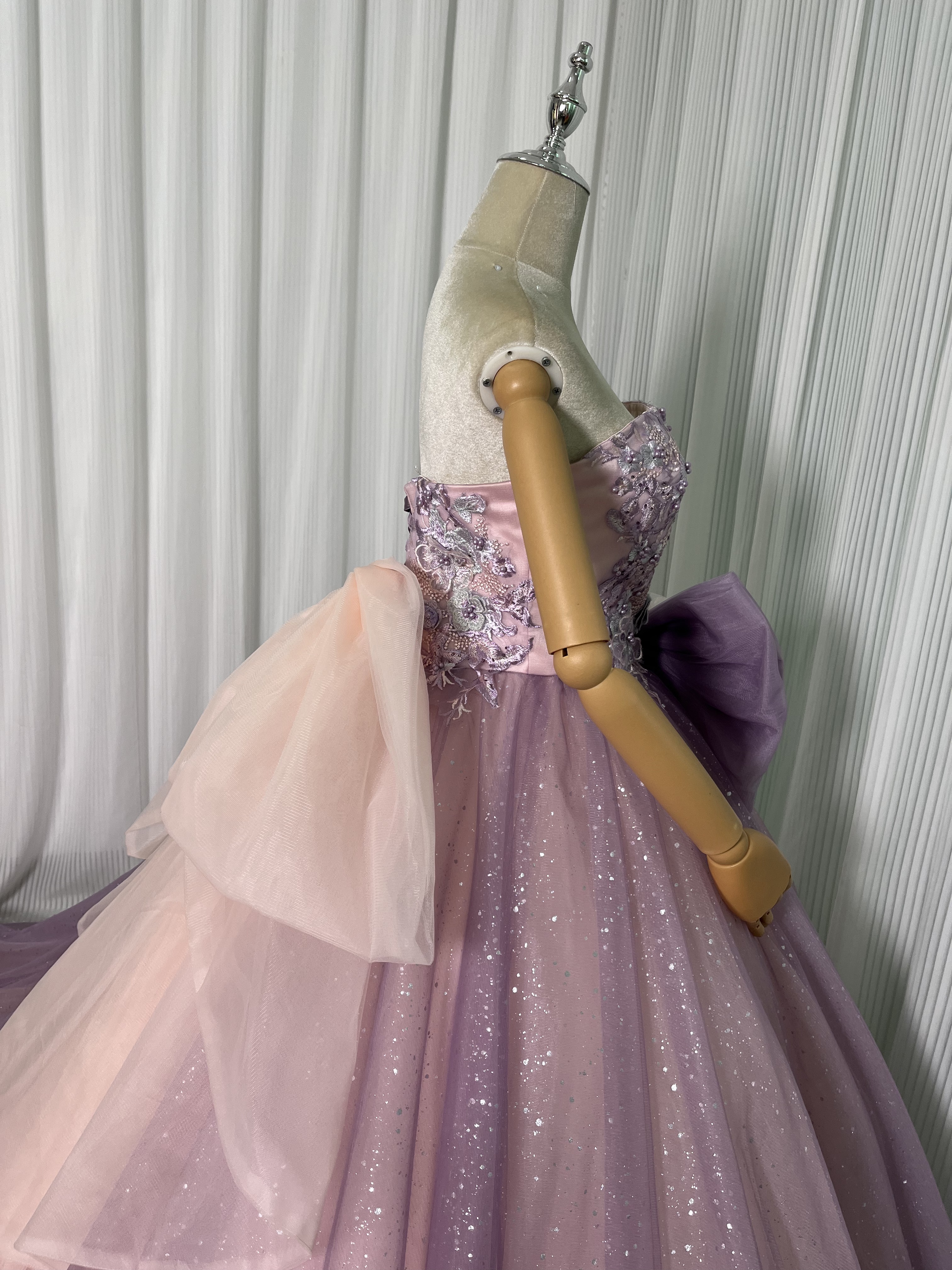 カラードレス パープル ベアトップ 3D立体レース刺繍 編み上げ 豪華なバックリボン キラキラチュール 派手な 花嫁