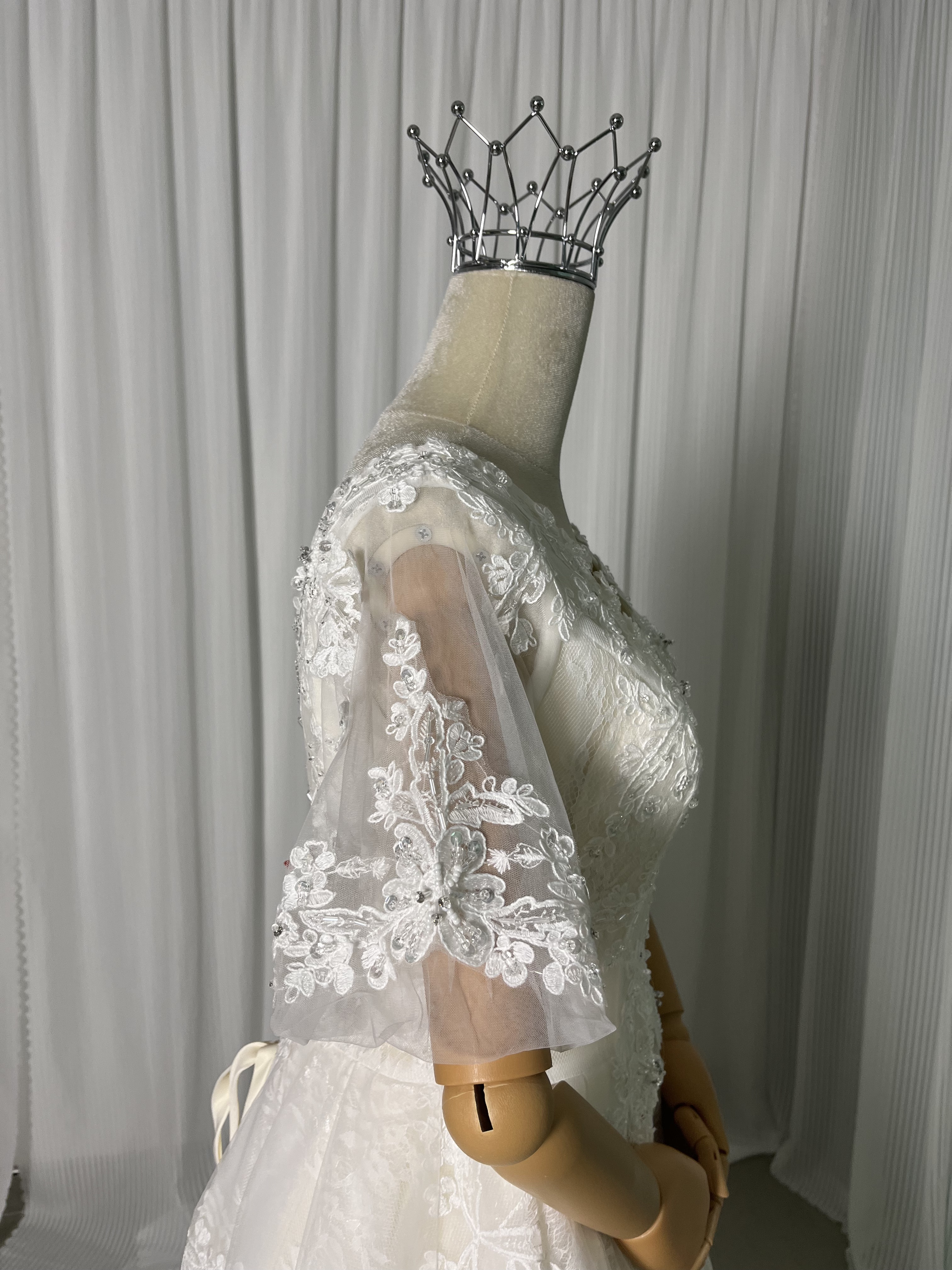 ウェディングドレス Vネック ロング キラキラ光る刺繍 編み上げ 可愛い 結婚式 前撮り