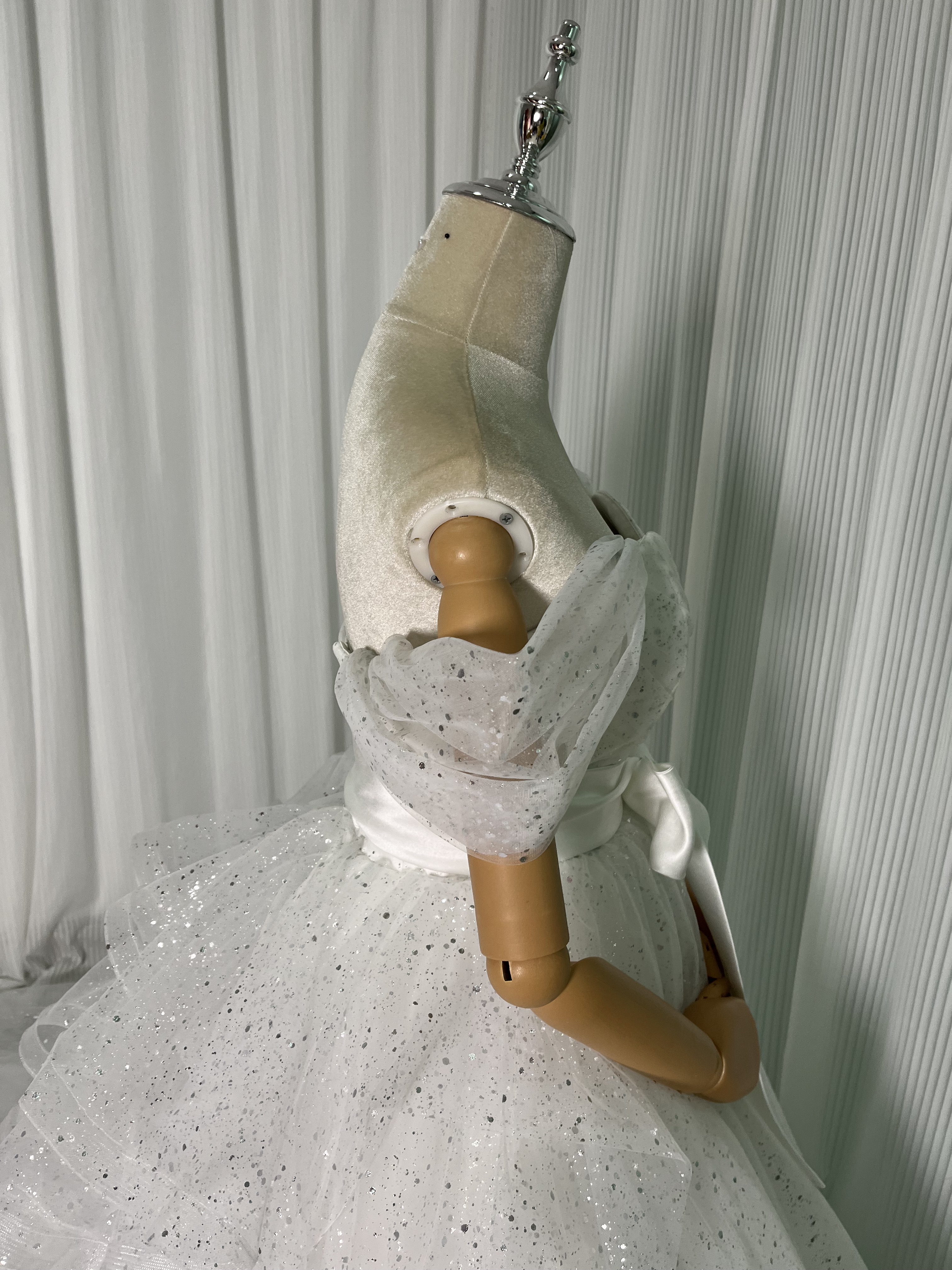 美品！ウェディングドレス オフショルダー キラキラグリッターチュール サッシュベルト ラッフルフリル 結婚式