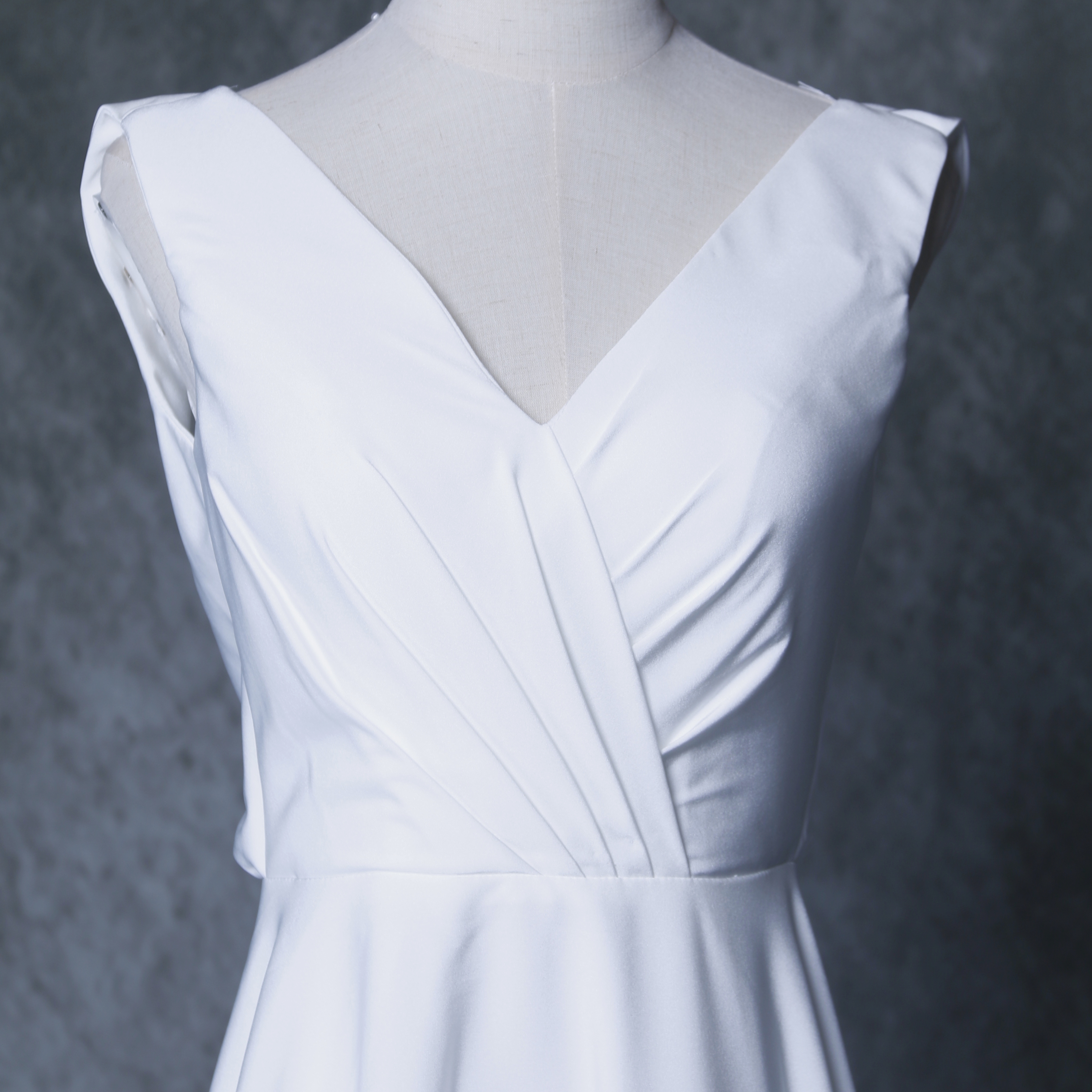 エレガント パーティードレス Vネック オフホワイト 美しいバックレース トレーン 二次会/前撮り