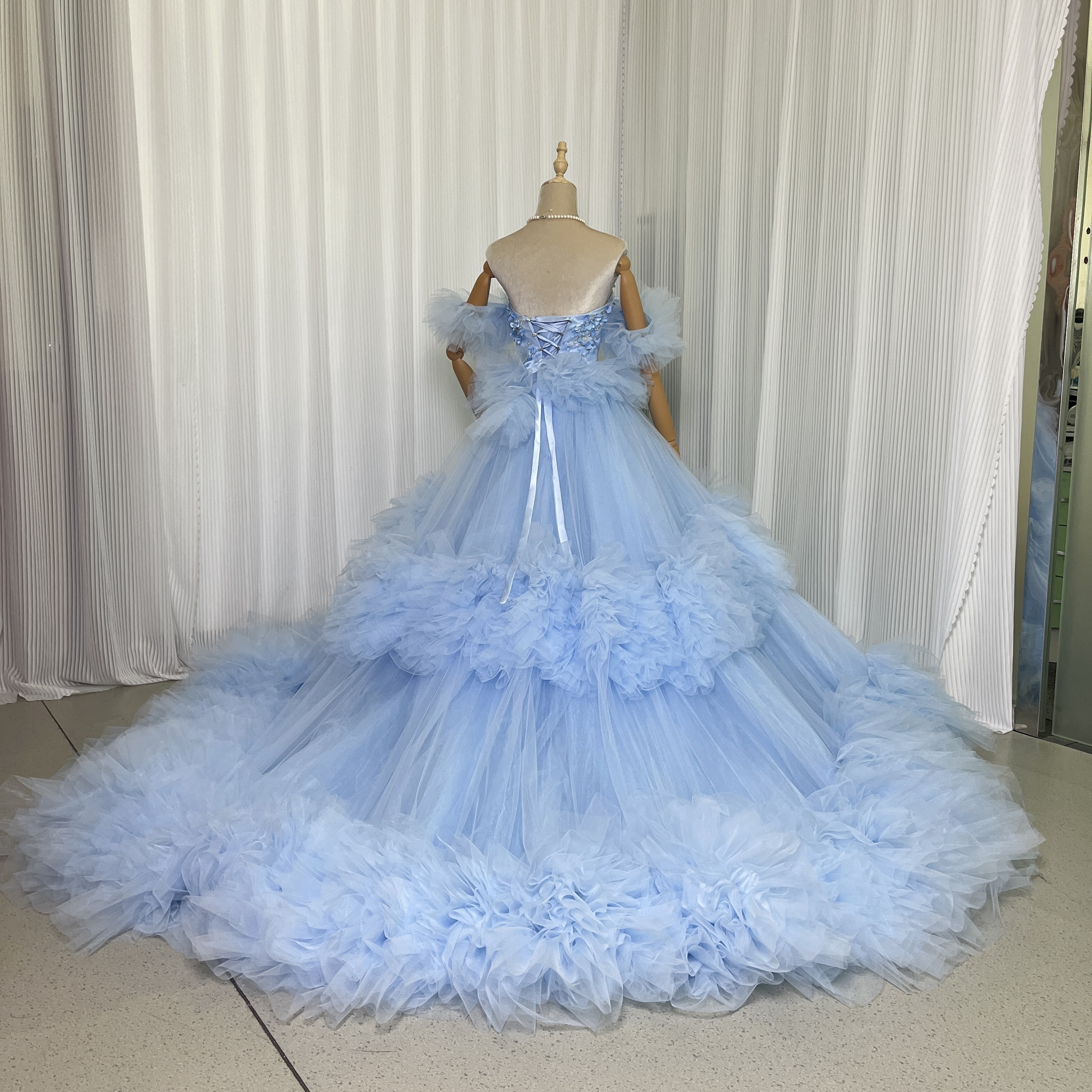 豪華！カラードレス ブルー ベアトップ フリル袖 キラキラスパンコール 花モチーフ ラッフルフリル 編み上げ 前撮り