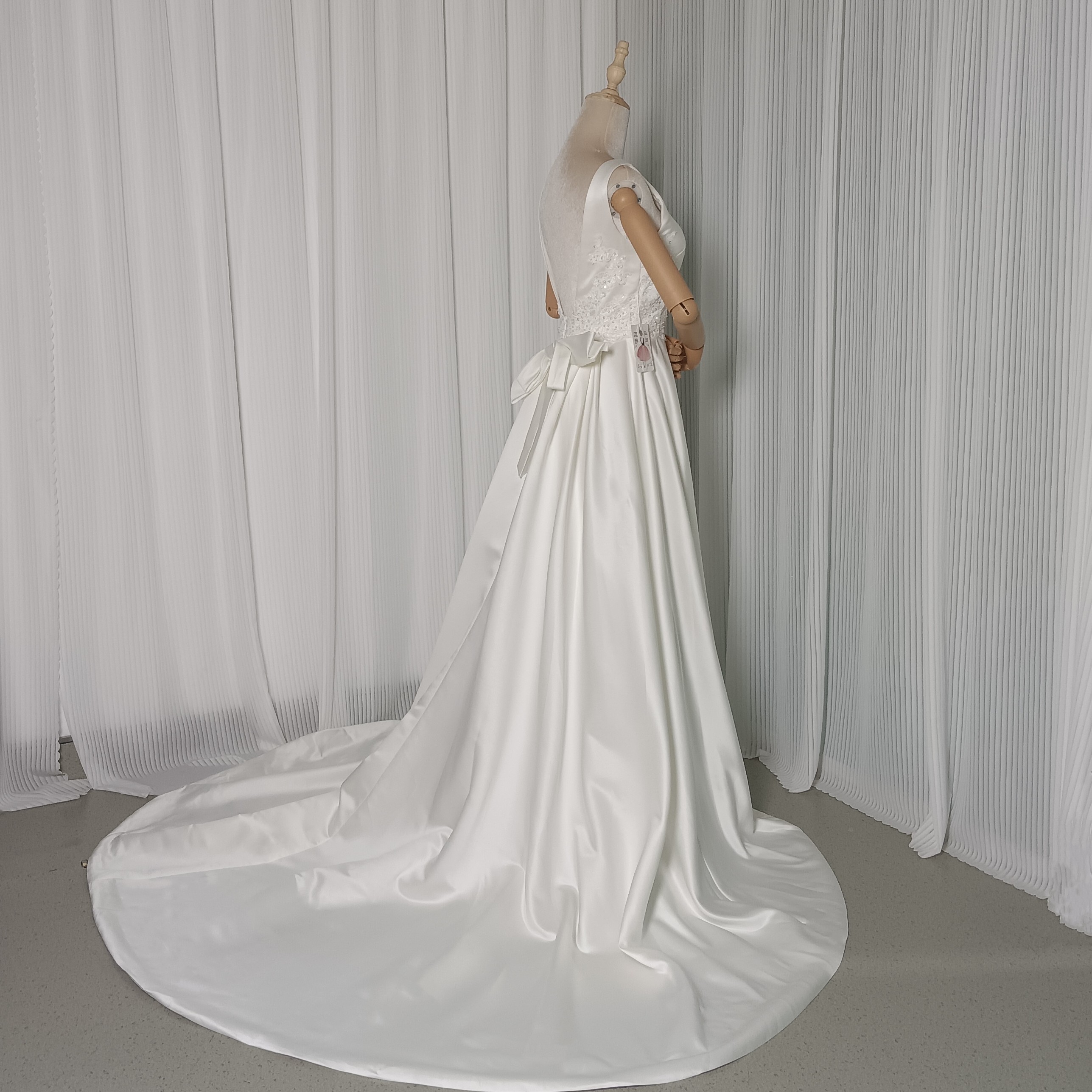 フランス風 ウエディングドレス ノースリーブ 繊細レース パール 背中見せ ロングトレーン 披露宴/結婚式