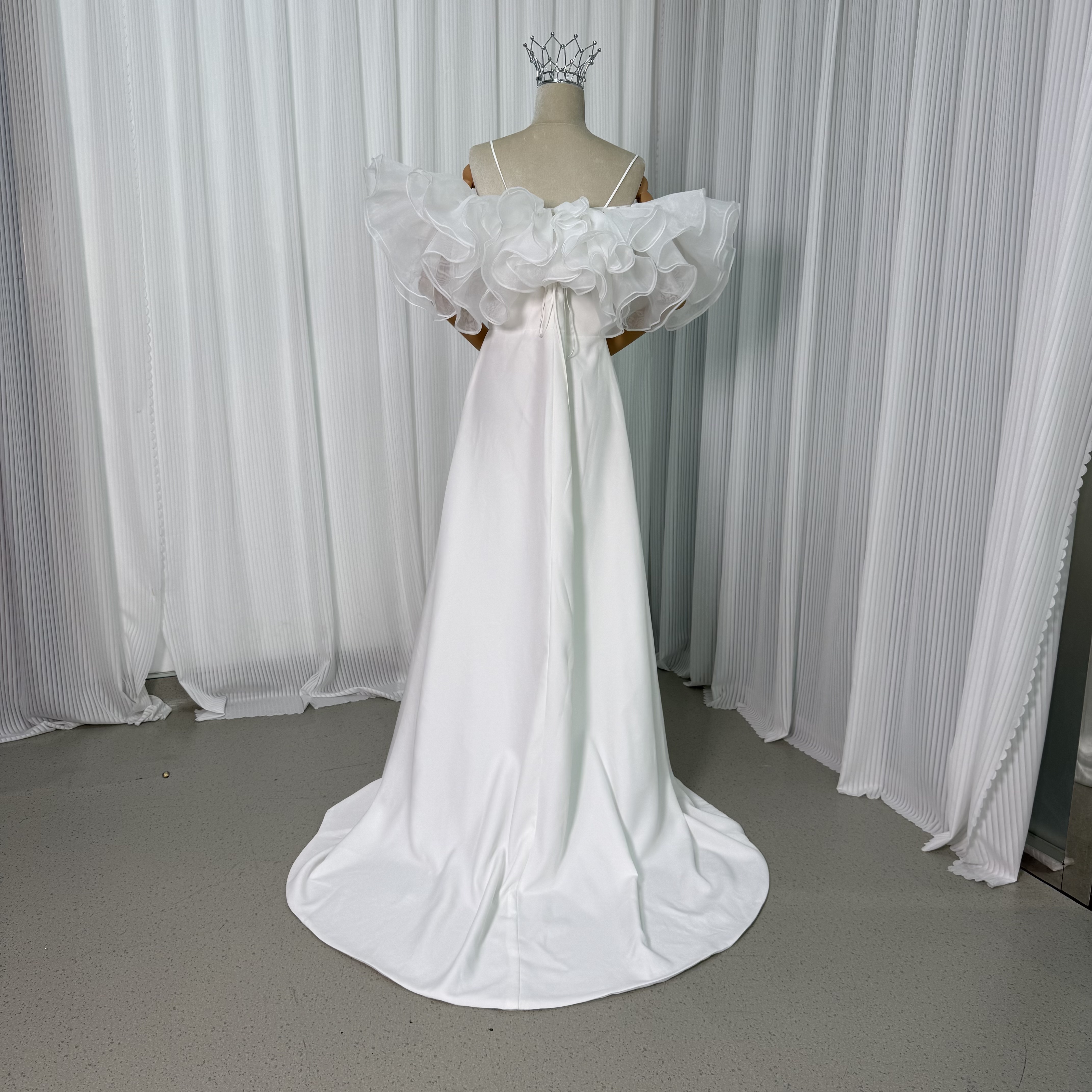 ウエディングドレス オフショルダー キャミソール クレープ生地 スレンダーライン 結婚式