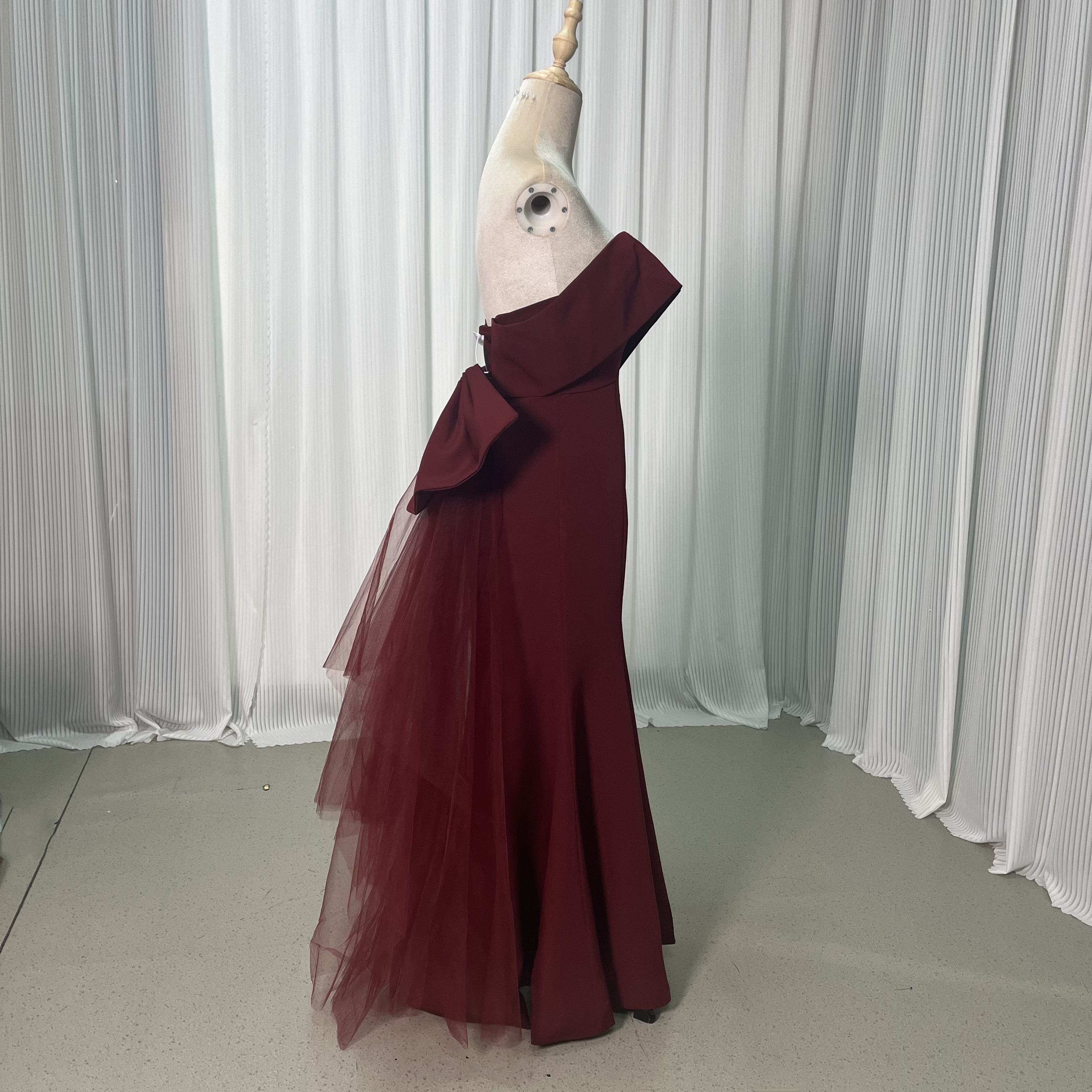 美品！カラードレス ボルドー色 オフショルダー バックリボン 細見えシルエット セクシー