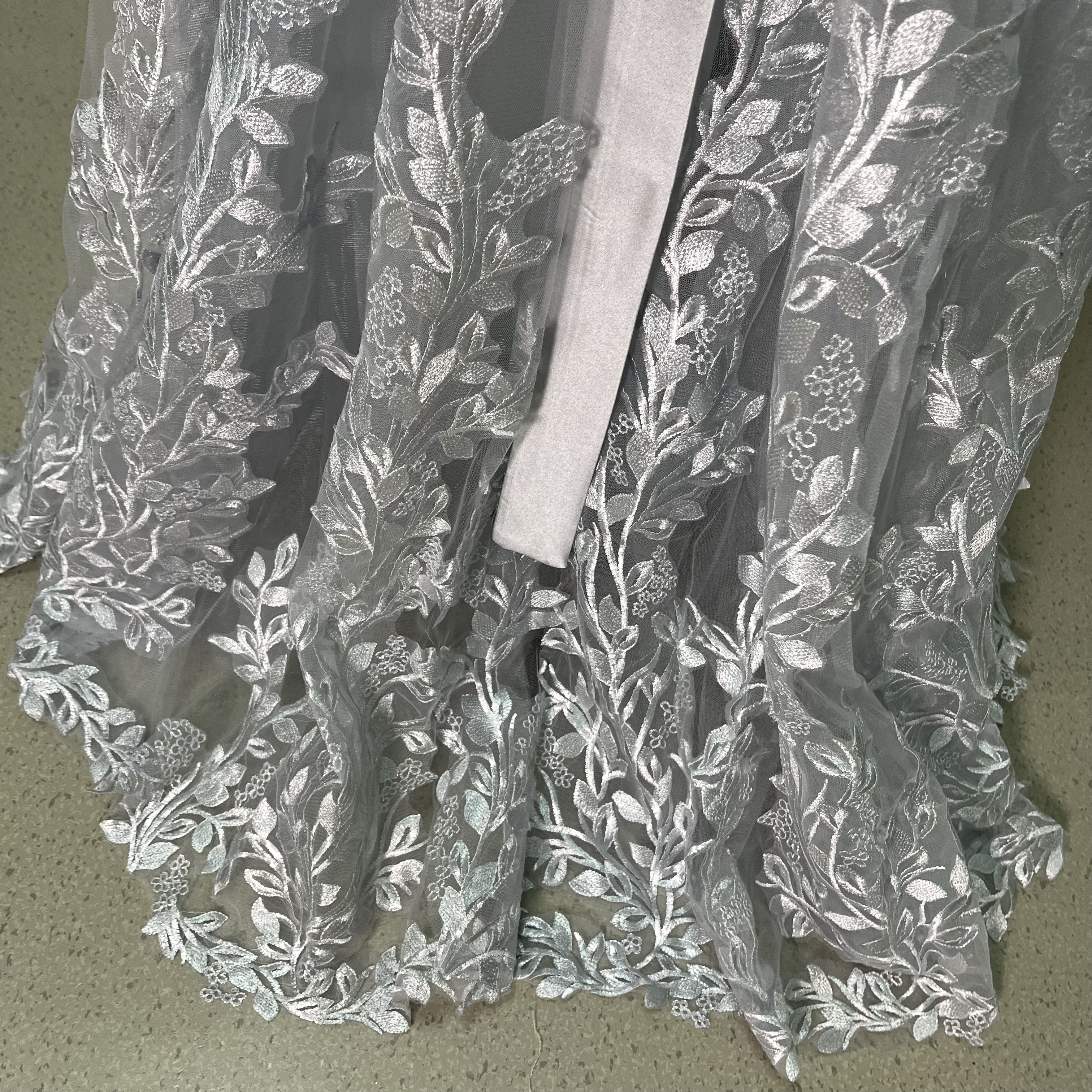 大人気上昇！ウエディングドチュールスカート 薄シルバー ロング リーフ刺繍 花嫁