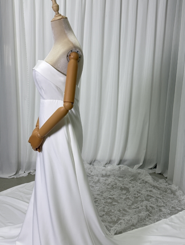 フランス風 ウェディングドレス ベアトップ 細見えシルエット 華やかなトレーン 流れる透け花レース 結婚式