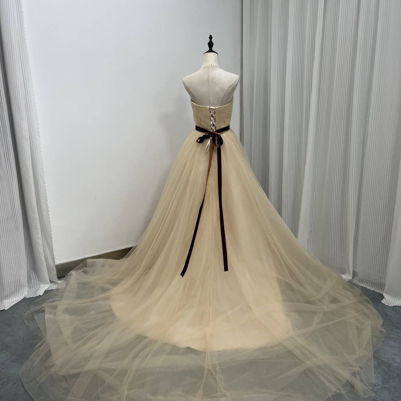 人気上昇！カラードレス 薄シャンパンの色 ソフトチュール オフショルダー サッシュベルト 背中見せ クラシカル