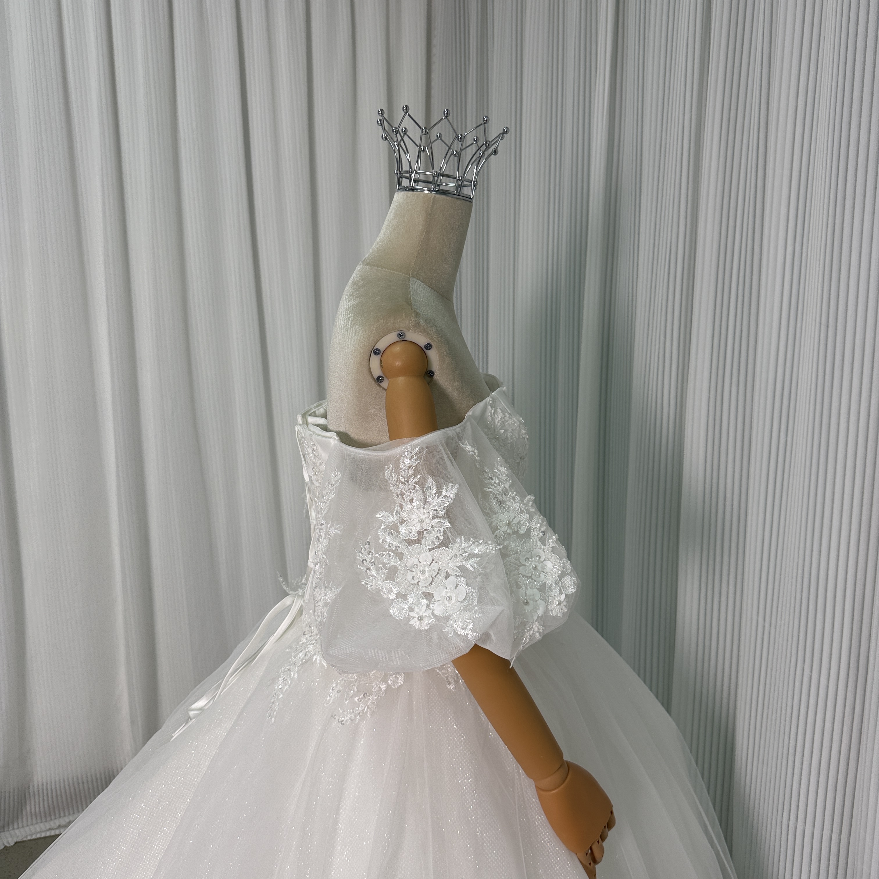 ウエディングドレス ベアトップ 上品花レース キラキラスパンコール パフスリーブ ロングトレーン 結婚式