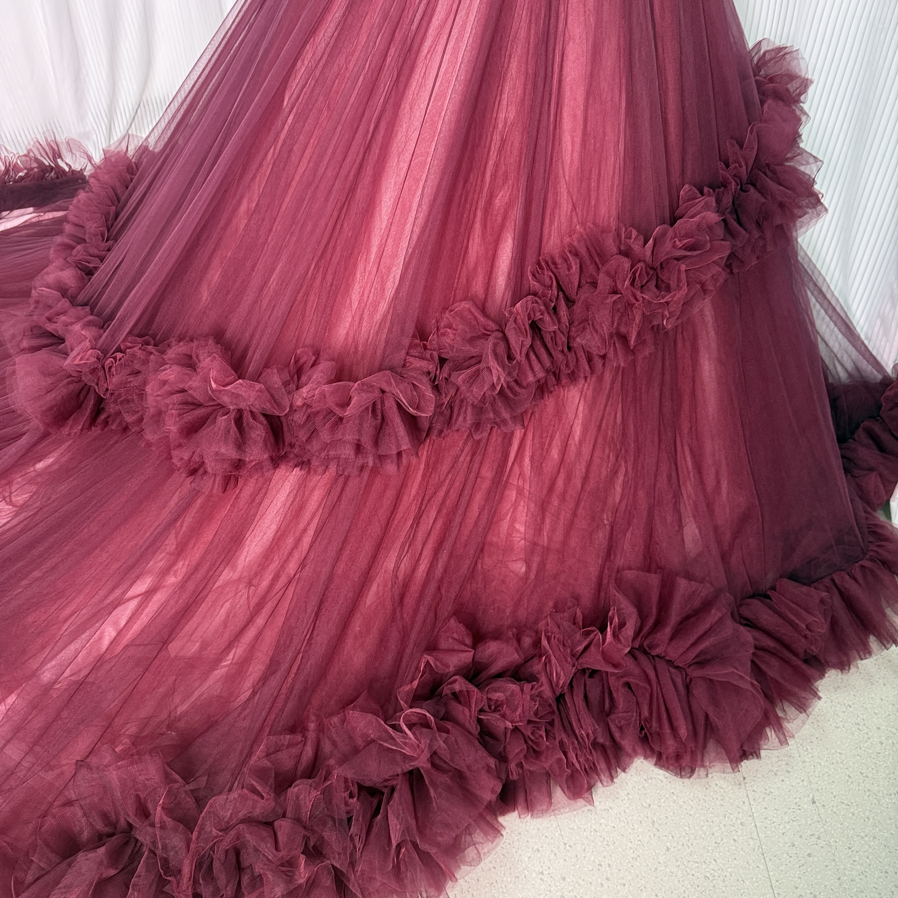 人気上昇！カラードレス ボルドー色 取り外しオフショルダー ラッフルフリル 華やかなトレーン 前撮り