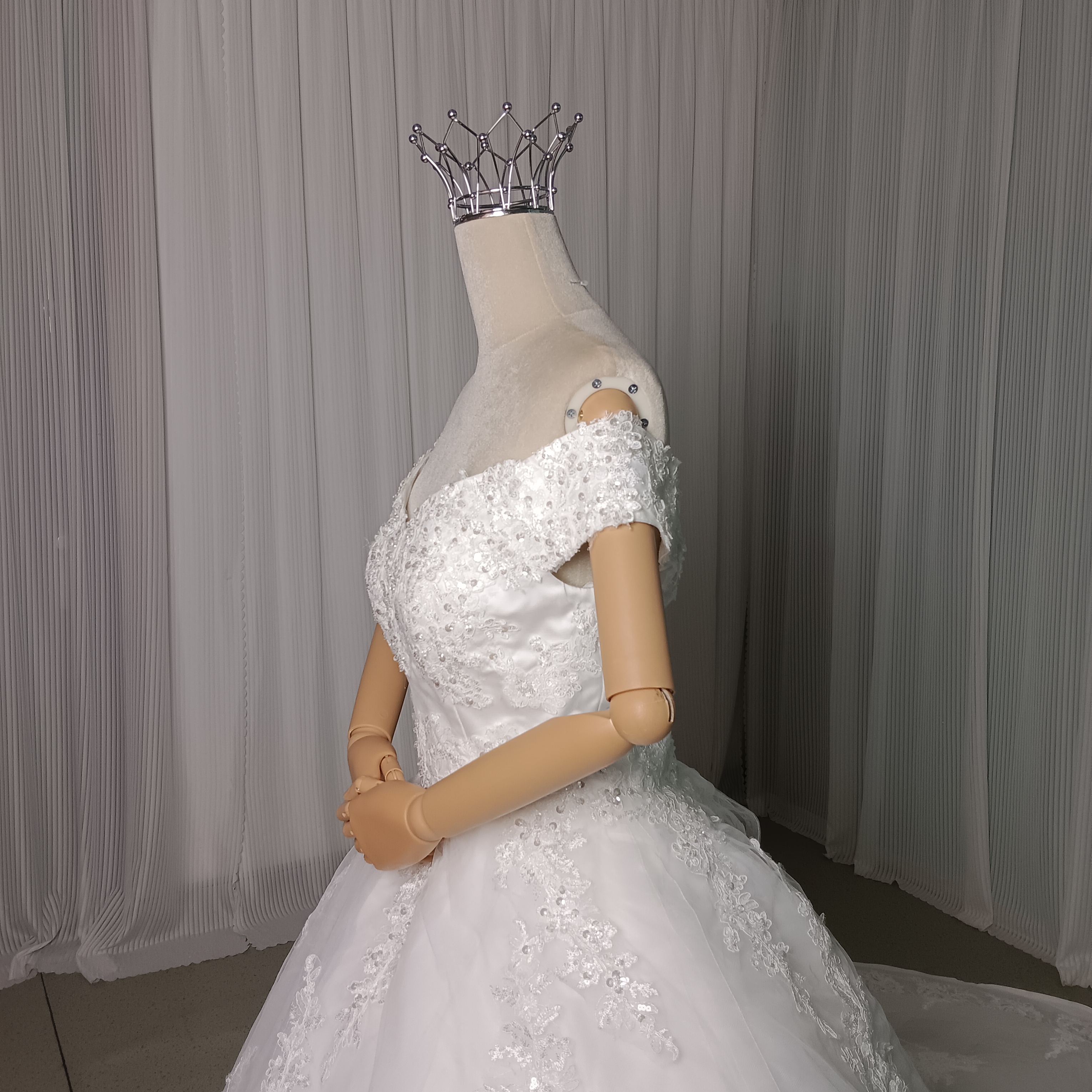 ウエディングドレス オフショルダー キラキラ光る刺繍 裾に繊細レースをあしらった 結婚式 華やかなトレーン
