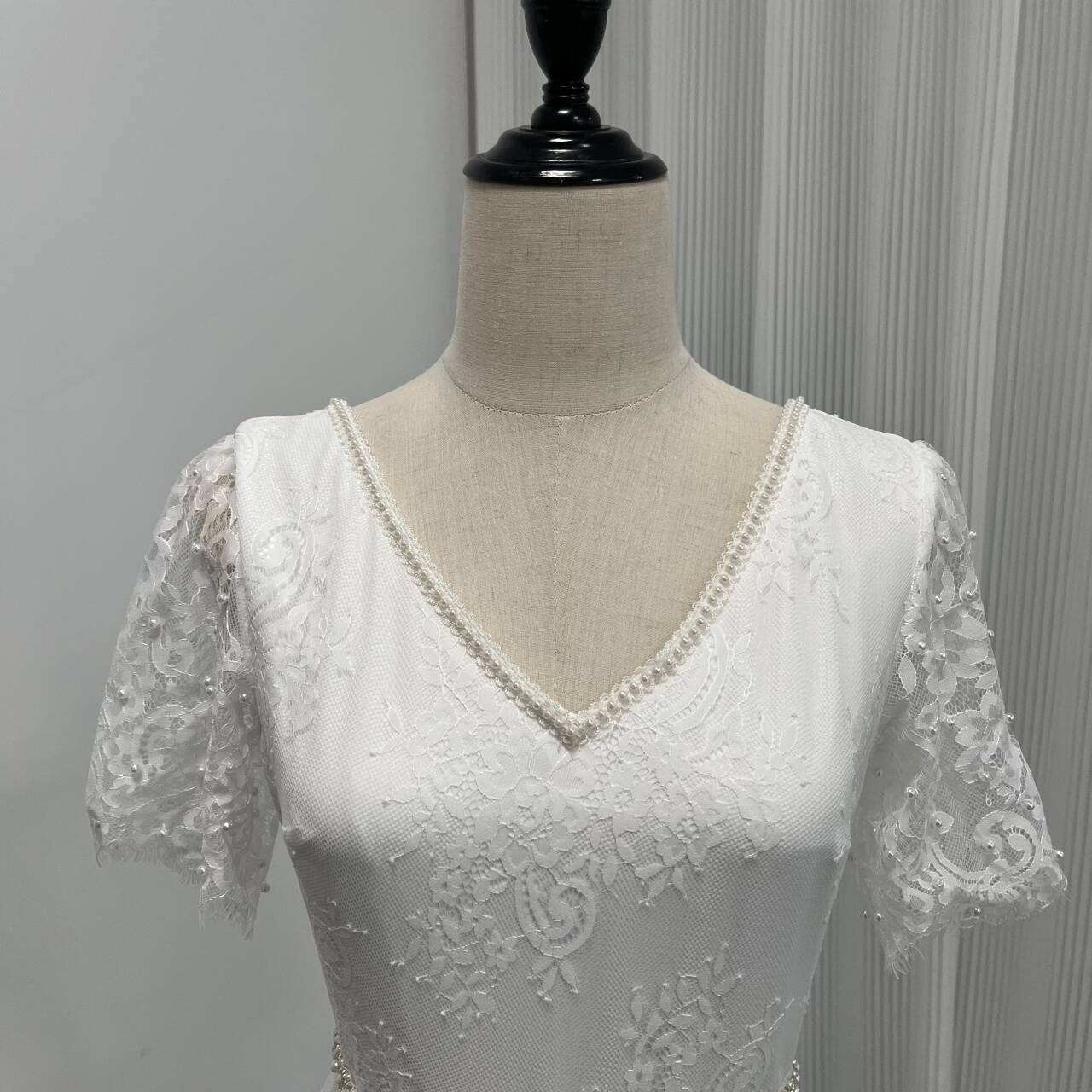 大人気上昇！ホワイト ウエディングドレス Vネック 贅沢な総レース パール マーメイドライン 前撮り