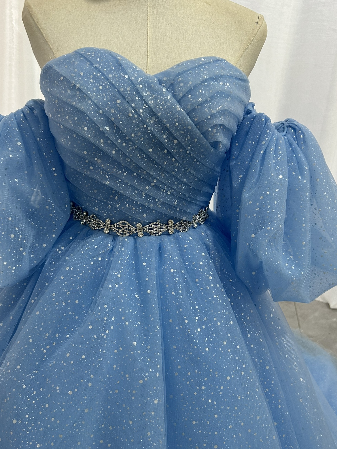 カラードレス ブルー キラキラチュール ベアトップ パフスリーブ 編み上げ ふわふわドレス バックリボン 前撮り