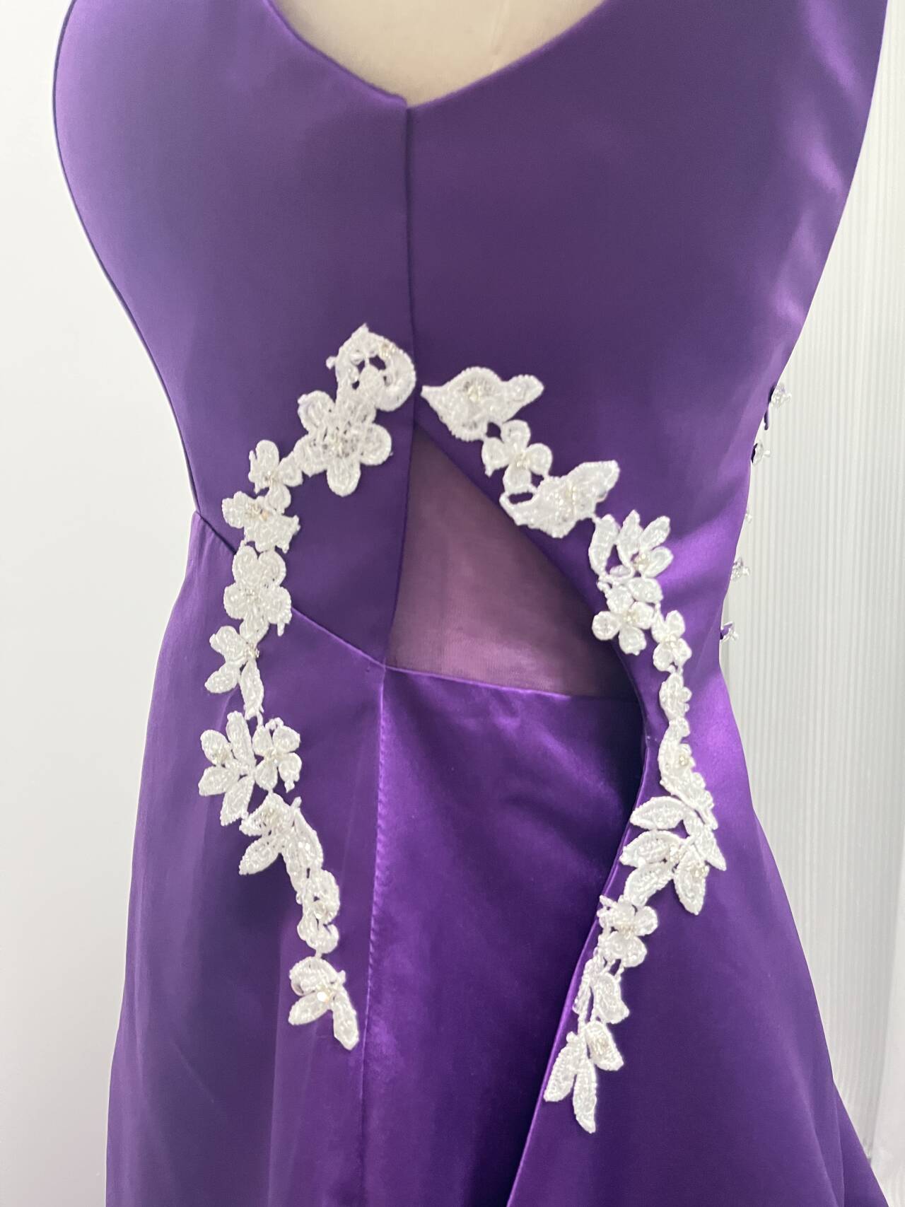 マーメイドライン　サテン　ボートネック　パープル 背中見せ 繊細レース ウエディングドレス