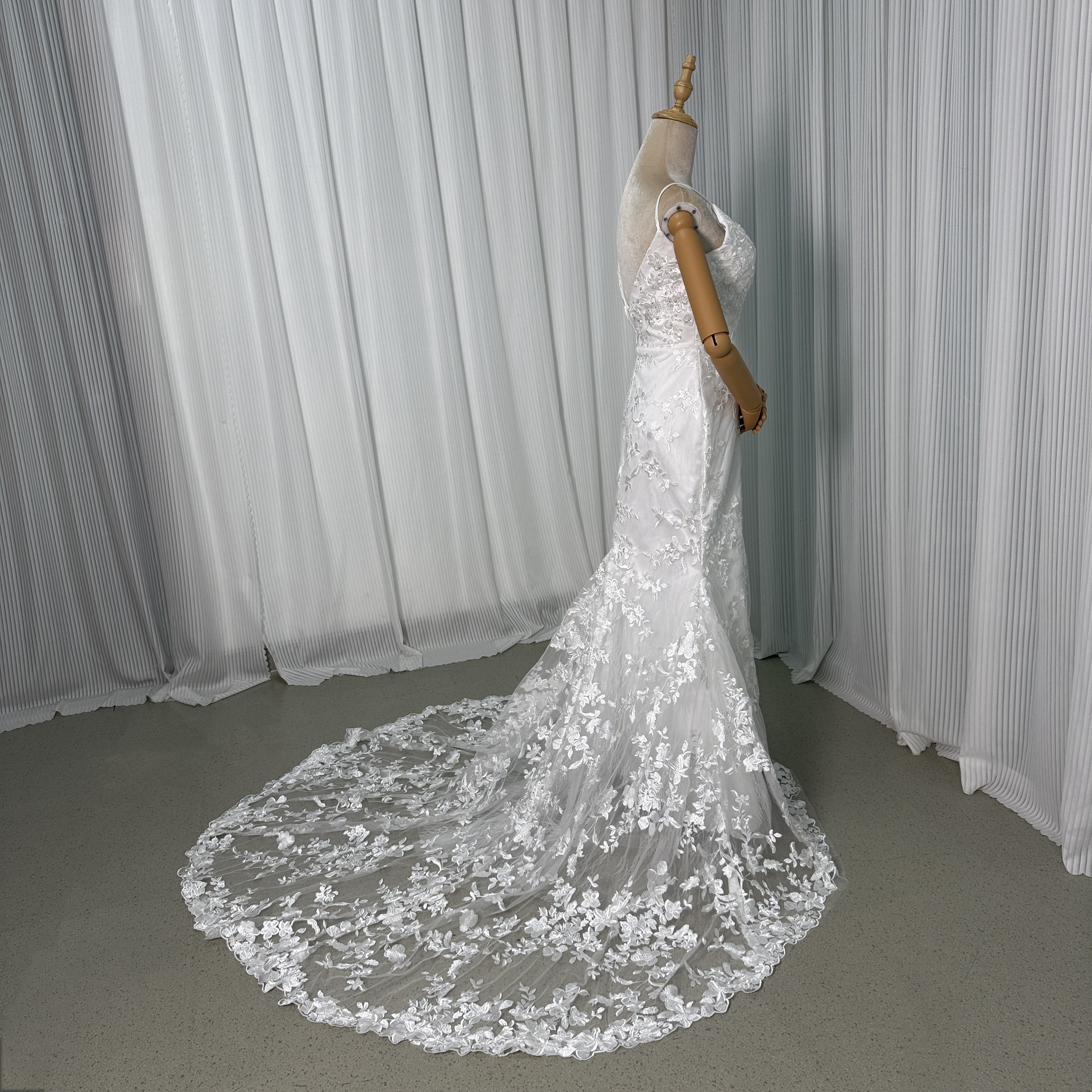 ウェディングドレス 贅沢な小花総レース キャミソール Vネック マーメイドライン 華やかなトレーン 披露宴