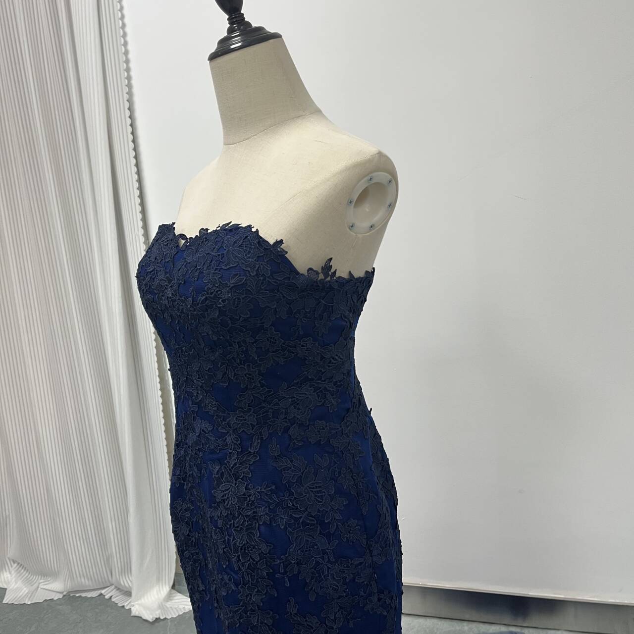 豪華！カラードレス ネイビー ベアトップ マーメイドライン 繊細レース 挙式/結婚式/披露宴 華やかなトレーン