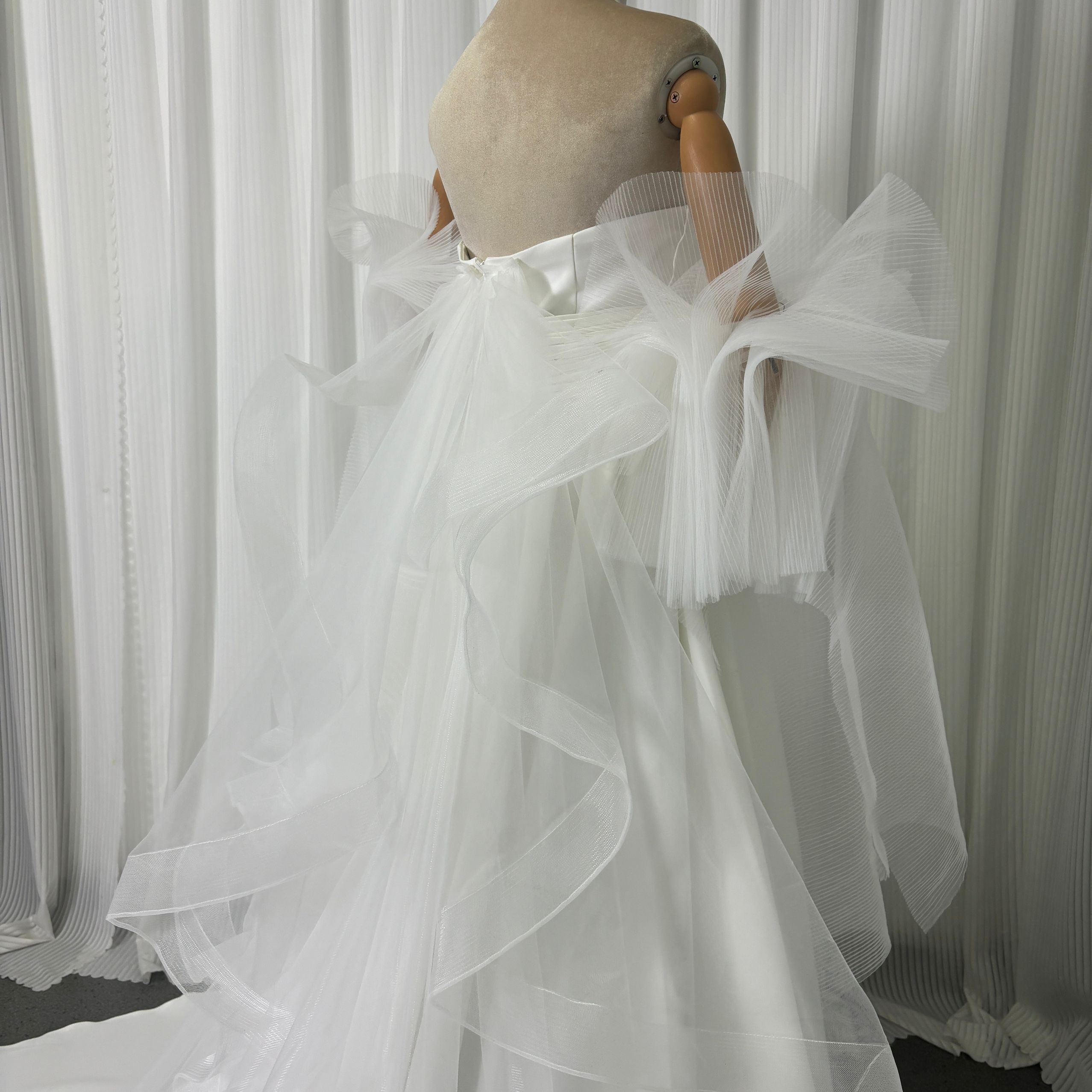 実例写真！ウエディングドレス　取り外しチュールフリル付け袖　トレーン　ベアトップ　前撮り　結婚式