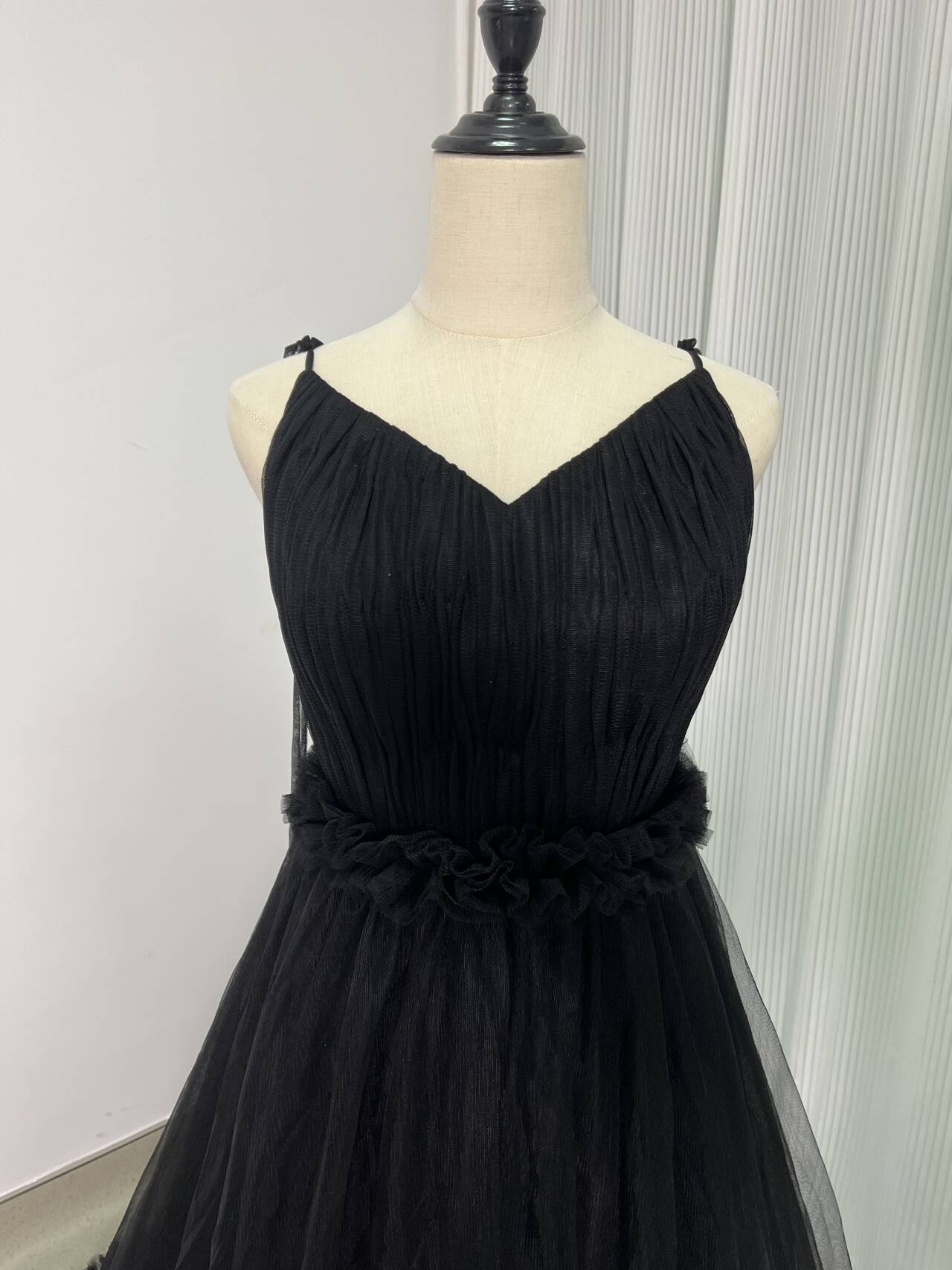 パーティードレス デザイン感 ブラック キャミソール ラッフルフリル ソフトチュール Vネック 背中見せ 拳式