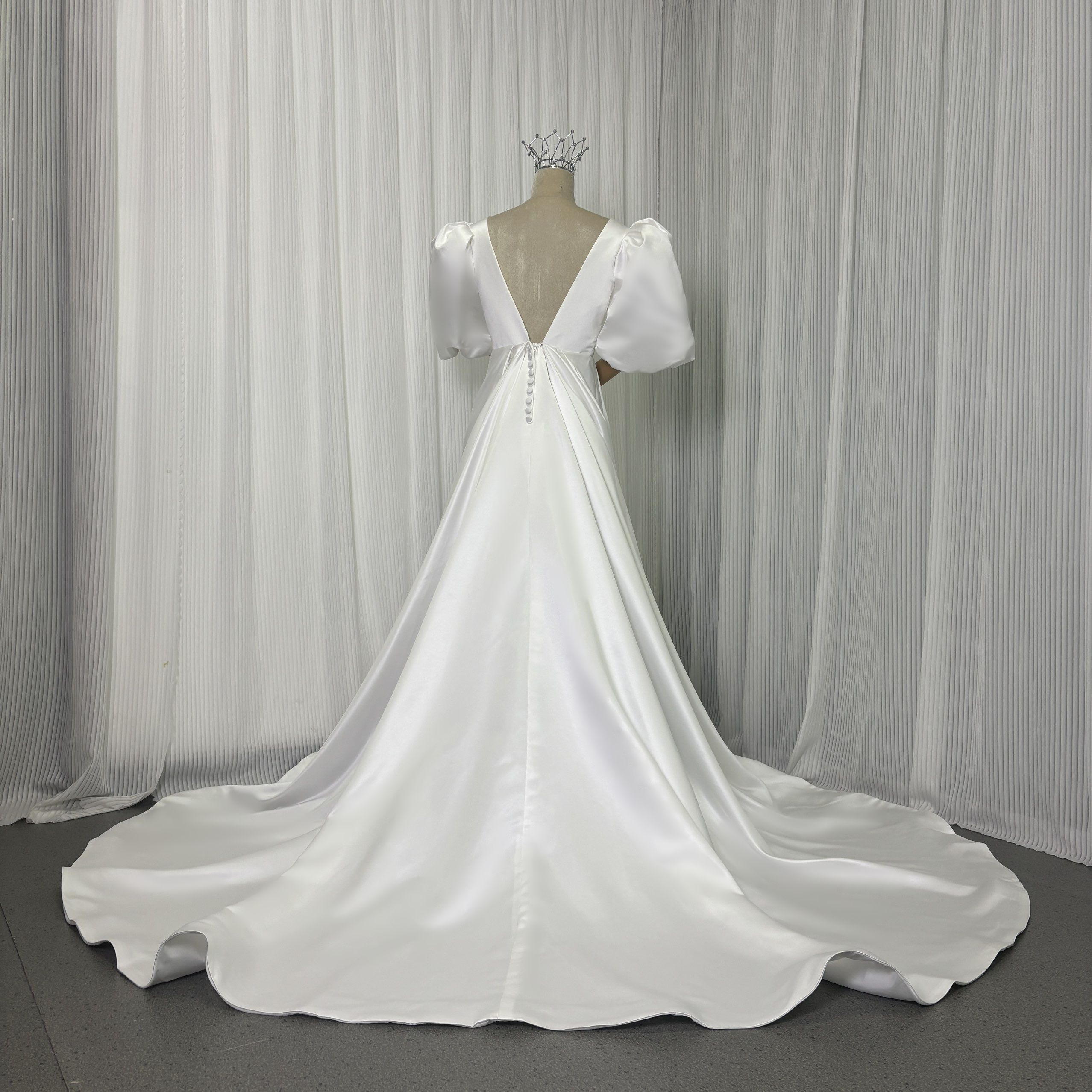 ウエディングドレス パフスリーブ Vネック オフホワイト 光沢サテン 背中見せ トレーン 結婚式
